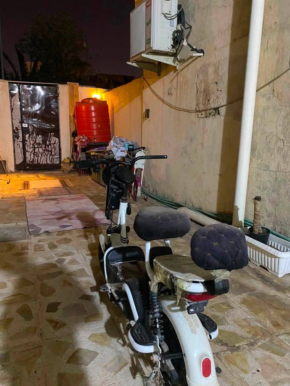 دراجه شحن بطاريات اصليات جدد كلش ناقصها سكليتر وجوزه السعر ب150 المكان البصره للاستفسار الرقم ***********
