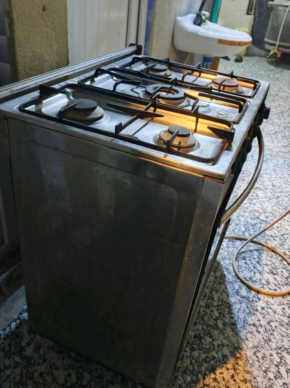 طباخه نضيفه شغاله العيون والفرن نضيف وشوف العين تجي تفحص وتاخذها السعر 100 وبيها مجال حك الجيه مكاني بصره حيانيه  رقم الهاتف ***********