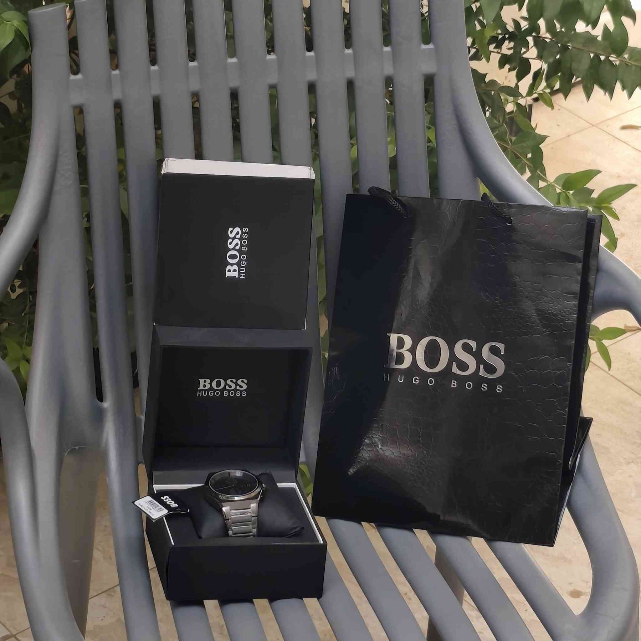 ساعة تحفة قوية كلش
 ماركة هوكو بوز الألمانية 🇩🇪 Hugo Boss ⌚
موديل: BOSS Steer GQ
جديدة لوك ⌚✨ وبعلبتها الأصلية الفاخرة مع كامل ملحقاتها
أهم مواصفات الساعة:
✅ الماكنة: يابانية كوارتز كرونوغراف عالية الدقة من سيكو 🇯🇵  Seiko VD55 .
✅قطر 44 مم
✅ التصميم: هيكل مضلع حديث مدمج مع السوار (Integrated Bracelet) يمنح معصم اليد مظهراً جميل و فخماً جداً.
✅ اللون: نفطي (رمادي داكن فاخر) بالكامل، مطلي بجودة عالية جداً ومقاوم لتغير اللون.
✅ الهيكل والسوار: ستيل كامل متين ومصقول بعناية الفولاذ المقاوم للصدأ.
✅ المميزات: وظيفة الكرونوغراف شغالة بالكامل (عدادات داخلية دقيقة لقياس الوقت) مع نافذة لعرض التاريخ.
✅مقاومة الماء: تصل إلى 50 متراً (5 ATM)،
✅ القفل: قفل مريح ومؤمن يفتح بالضغط ويحمل شعار BOSS.
متوفر توصيل لكل العراق 🇮🇶


**إذا كنت صاحب هذا الإعلان وتريد حذفه لأي سبب، رجاءا أرسل رسالة إلى الدعم الفني**