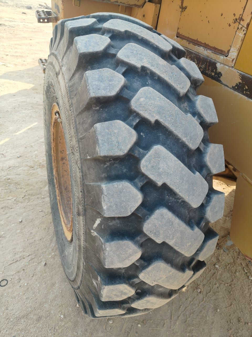 السلام عليكم يتوفر لدينا جميع الاطارات ومعدات ثقيله شفلات كافه الحجام حادله  عريض كريدرات  ***********    ***********
