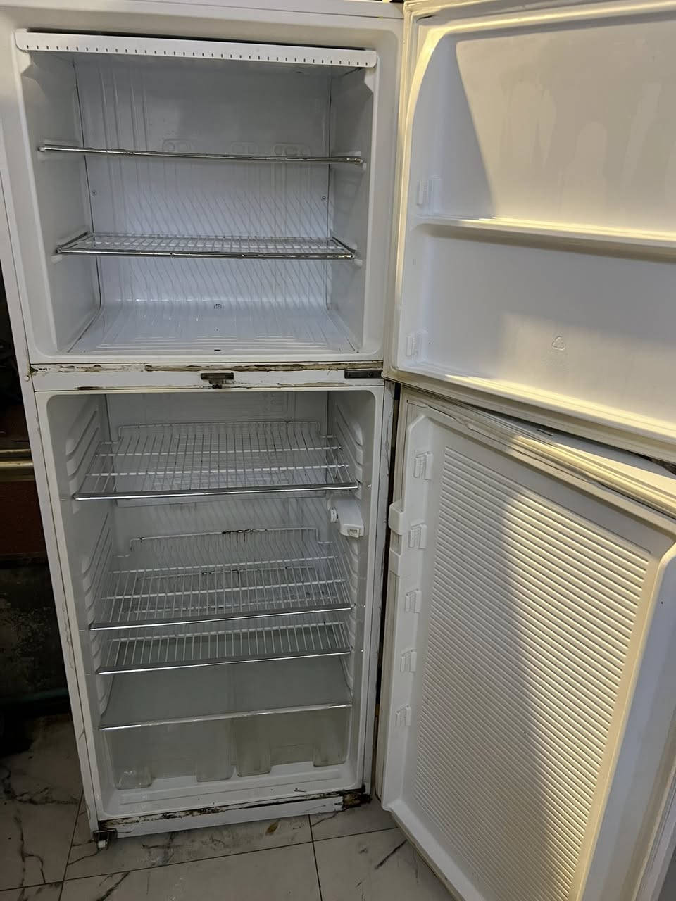 السلام عليكم ثلاجه للبيع 16 قدم نوع جيبسون نضيفه شغاله ماداخل تصليح العنوان الجمهوريه للاستفسار واتساب ***********

