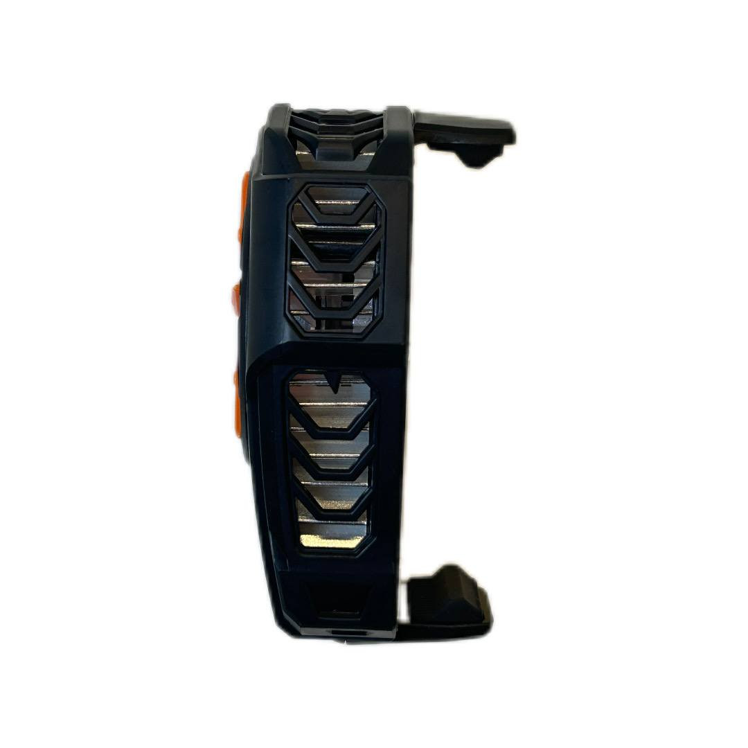 تبريد فوري للهواتف
 أثناء اللعب أو المشاهدة الطويلة

جهاز SL-01 هو مبرد هواتف محمولة مبتكر يعمل بتقنية نصف الموصل (Thermoelectric)، صُمم خصيصًا لعشاق الألعاب والفيديو لتقليل حرارة الهاتف وتحسين الأداء، مع تصميم مدمج ووزن خفيف.

 نظام تبريد متدرج بعتلات متعددة – يمكن تعديل قوة التبريد حسب الحاجة.

 تبريد فوري – بفضل سطح الألمنيوم الملامس للهاتف.

مثالي للألعاب والمشاهدة الطويلة – يمنع ارتفاع الحرارة أثناء اللعب أو بث الفيديو.

 متوافق مع أغلب الهواتف – مناسب لأجهزة بعرض من 65 ملم حتى 88 ملم.

 مؤشر ضوء ذكي – يضيء عند التشغيل للدلالة على بدء التبريد.

 تشغيل سهل وسريع – فقط ثبّت الجهاز على ظهر الهاتف، ثم وصّله بالطاقة.

• الطراز: SL-01
• الأبعاد: 80.5 × 58.8 × 40.8 ملم
• الوزن: 65 غرام
• نظام التبريد: قابل للتعديل
• عرض الهاتف المتوافق: 65 ملم – 88 ملم
• الطاقة المطلوبة: 5 فولت / 2 أمبير أو أكثر
• كابل الطاقة: يجب أن يدعم 2A على الأقل


**إذا كنت صاحب هذا الإعلان وتريد حذفه لأي سبب، رجاءا أرسل رسالة إلى الدعم الفني**