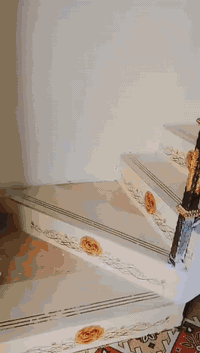 بيت طابو صرف للبيع مساحته 154متر طابقين واجهيه 9ونص الطابق الاول صاله مطبخ غرفة نوم كبيره واستقبال وصحيات وطارمه  تدخل بيه سياره 
الطابق الثاني غرفة نوم ومطبخ  المكان كربلاء حي العسكري قطاع 13قرب حديقه النور يباع نقد وع مبادره السعر 135 للاستفسارع خط ***********
  واتساب ***********
