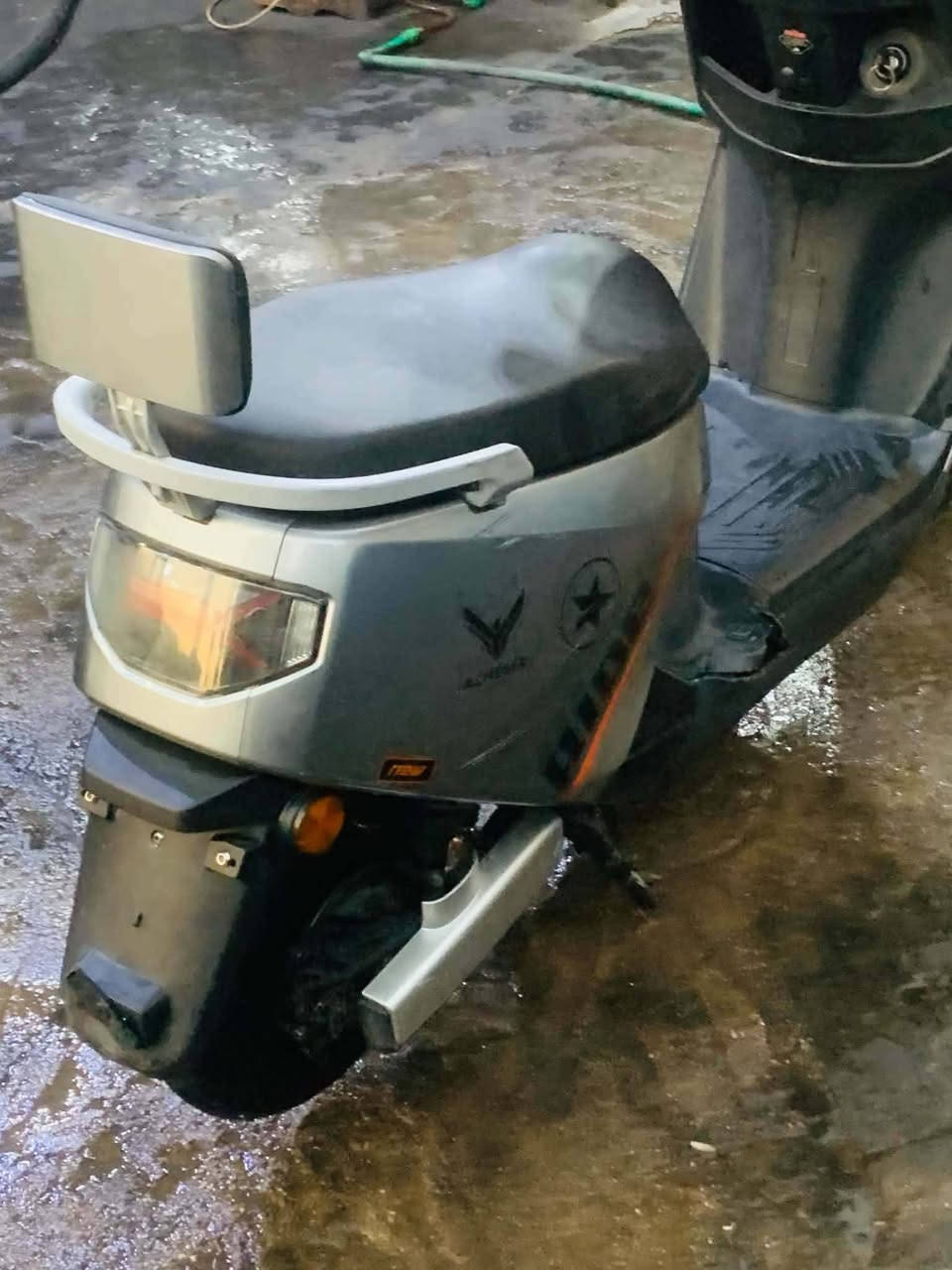 السلام عليكم دراجه شحن للبيع اي نقص مابيه فقط الجاملغ الامامي السعر 350وبيهه مجال رقم***********
