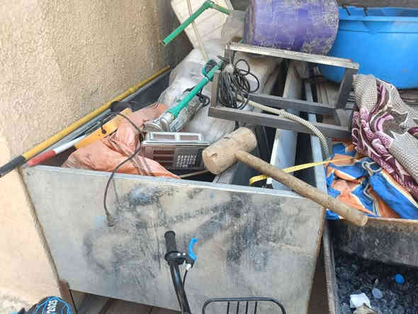 للبيع
جاروشة ثلج جديده استعمال قليل
حوض مع ماطور 
بواري حديد مال محل ملابس جوكر كامله ملحقاتهن 
***********
