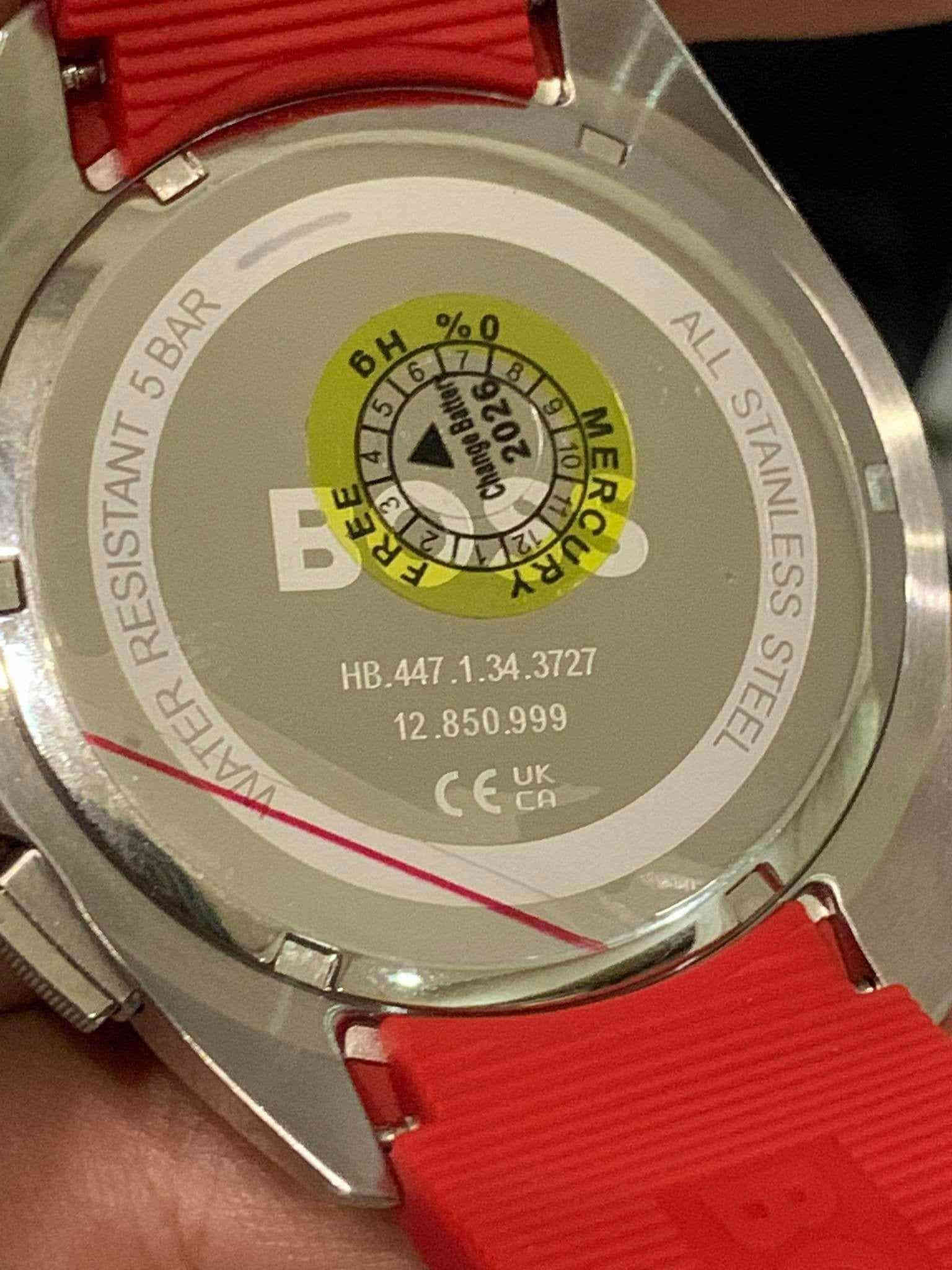 السلام عليكم.......
ساعة BOSS براند الماني بطارية مكينة ياباني 
نافذة للعرض التاريخ 
سناتر شغالة 
القطر ٤٣.٥
مقاوم للماء ٥٠م 
سنتر ثواني ثانوي 
نظام ٢٤ساعة 
طوق دوار 
سير ربر مطاط معلم 
جديد غير مستعمل مع العلبة الاصلية وبطاقة الضمان 
السعر ١٠٠الف 
يوجد توصيل ***********
