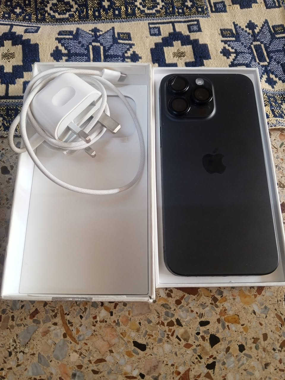 ايفون 15 برو ماكس لون اسود
نضافه %100
بطاريه 95
ما مفتوح 
 مع الملحقات شاحنه مالته والباكيت 
للأستفسار  ***********
