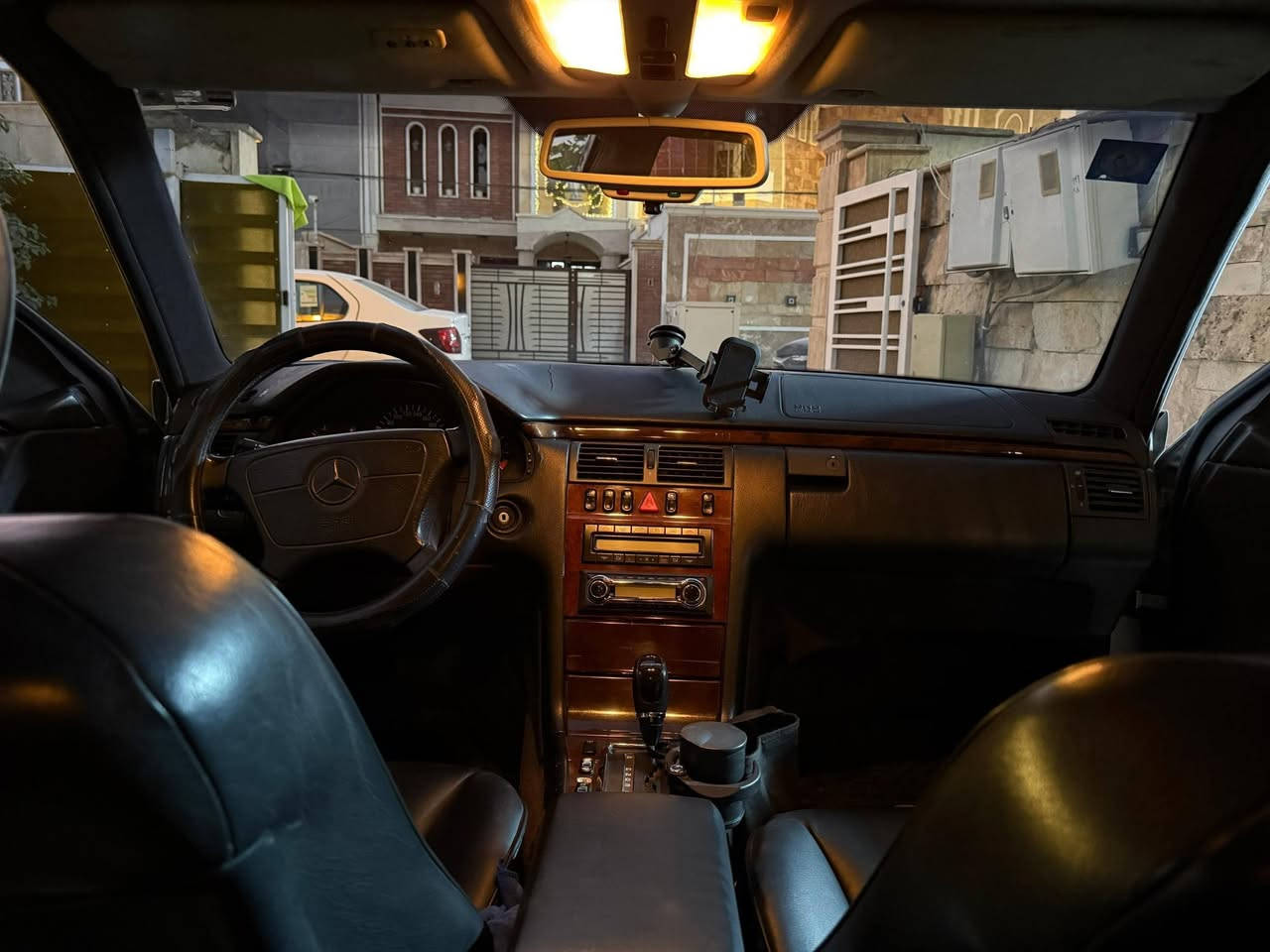 سلام عليكم
مارسدس ام عيون E320 موديل 96

محرك 6 سلندر خراطين 
 
داخل جلد أسود

كشنات كهربائية خزن ثلاثي 

سترين كهرباء 

مثبت سرعه

مرآة جانبيه شفط 

بردات كهربائية 

هاتف مارسدس 

10 سماعات من نوع BOSE

صندوق فتح كهرباء 

اريل جانبي بلادي 

جكمجه وسطانيه دبل فتحه (فَرس)

فتحت سقف سلايد 

صبغ عام للجمالية

زراكات فل لايت

ميكانيك وحداديه كامله

للاستفسار *********** واتساب 
المكان بغداد
