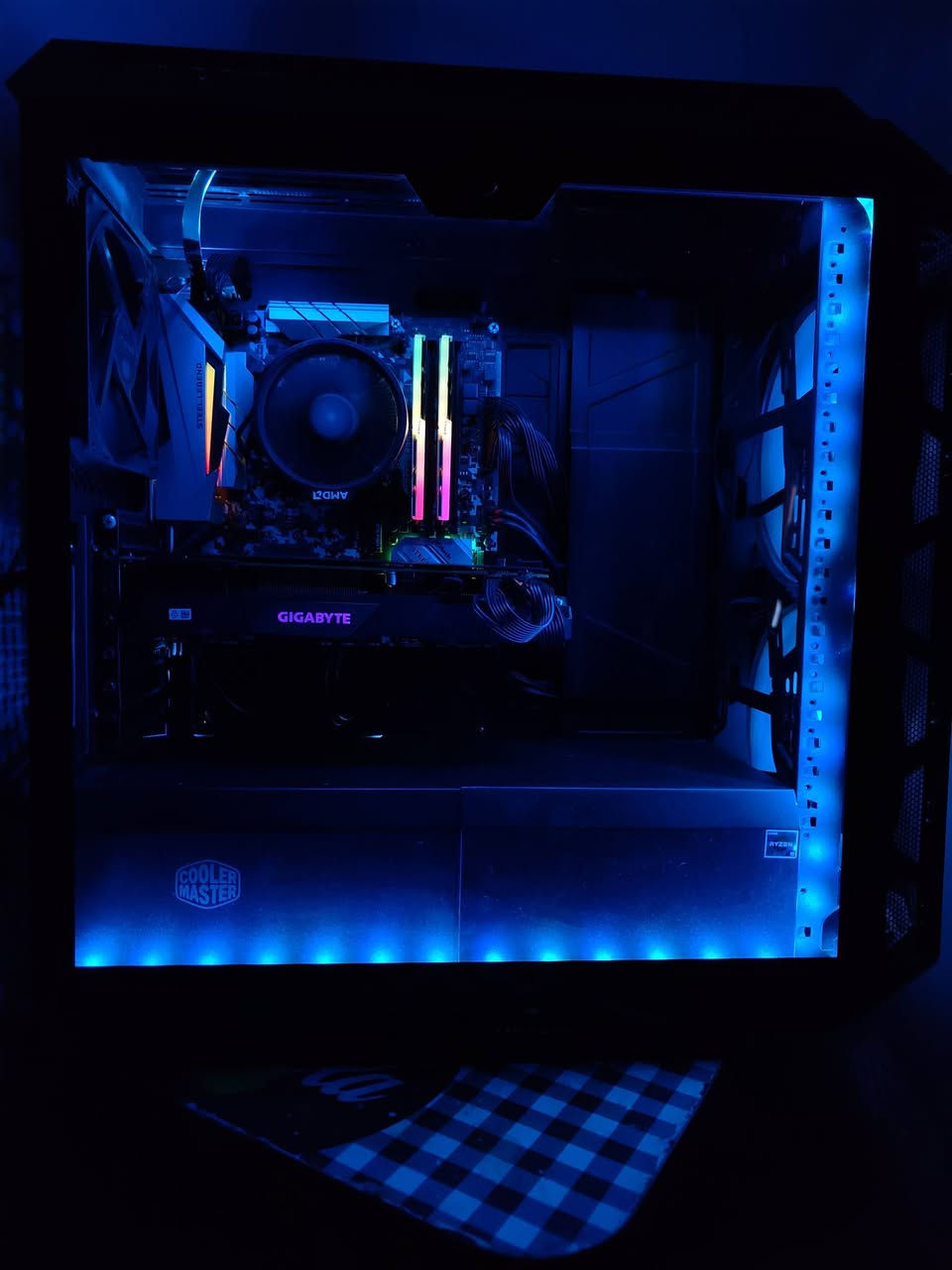 قطع pc للبيع بالاضافه للكيس و اكسسوارات 

............................................................................................
#الكيس
GPU: RTX 2070 super (Gigabyte gaming OC)
CPU: AMD Ryzen 5 3600X
Ram: Gyskill DDR4 2×8 GB٫ 3200MHz
MB: AsRock B450m steet lesgend
PowerSupply: Cooler master G700 Gold
SSD memory: WDC WDS 500GB
Master Case: cooler master H500P mesh ARGB
RGB Leds: strip lights
Wireless network Adapter: FENVi Wifi 6E, 6G and bluetooth

السعر: 950٫000
............................................................................................

#كروت شاشة 5070 مستخدمه شهور قليله
الاول: اكبر نسخة 5070 و هي MSI RTX 5070 SOC vangaurd 
السعر: 1٫150٫000IQD
الثاني: Asus Prime RTX 5070 OC
السعر: 1٫050٫000IQD
............................................................................................
#مذربورد DDR5, AM5
Gigabyte B650m DS3H
السعر: 190٫000IQD
............................................................................................
#اكسسوارات
سماعات 🎧: logetich G pro x 2 lightspeed wireless
السعر: 200,000IQD
............................................................................................
رقم التواصل للجادين فقط: ***********
العنوان: البصره
