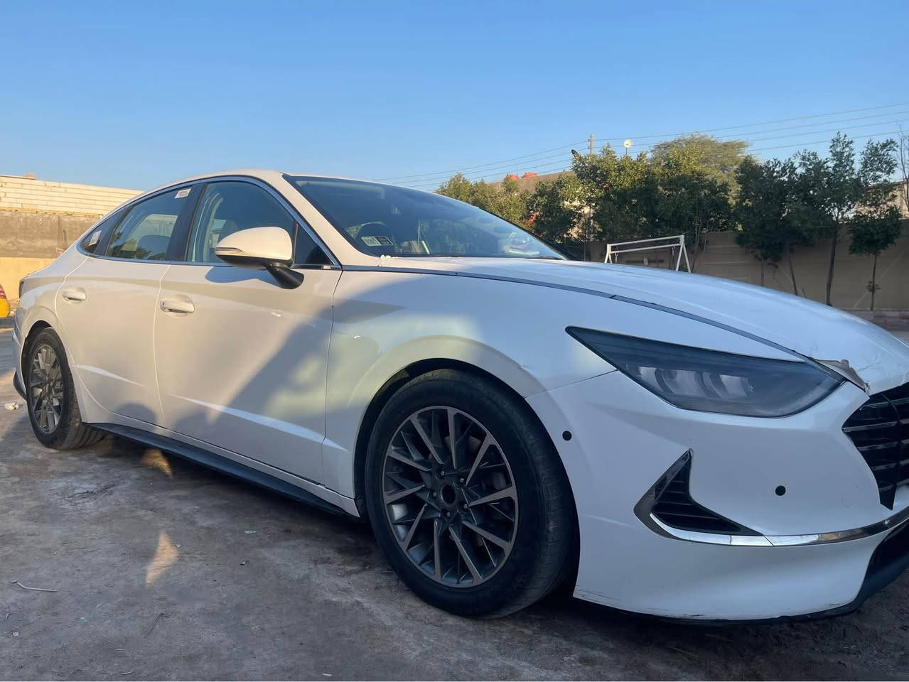 سوناتا للبيع مديل 2021 
وارد امريكي رقم بصره معوقين وكالهً عامه 
صور حادث بل منشور فقط 
حادثه بمريكا بدون ايرباك ولا دواخل 
محرك 2500 . 
مواصفات.  
كير دكم 
رادارات اماميه خلفيه جانبيه 
نقطه عمياء 
قياده ذاتيه 
دخول ذكي 
كروز مثبت سرعه 
شاشه كبيره 
هند بريك كهربائي 
لد امامي خلفي 
اشاير بل مري 
كامره دواره. 
اربعه انضمه قياده 
اوتو هولد 
تدفئه مقاعد 
السعر 155/ وبيها مجال 
مكان بصره 
رقم الهاتف // *********** البصرة, العراق
