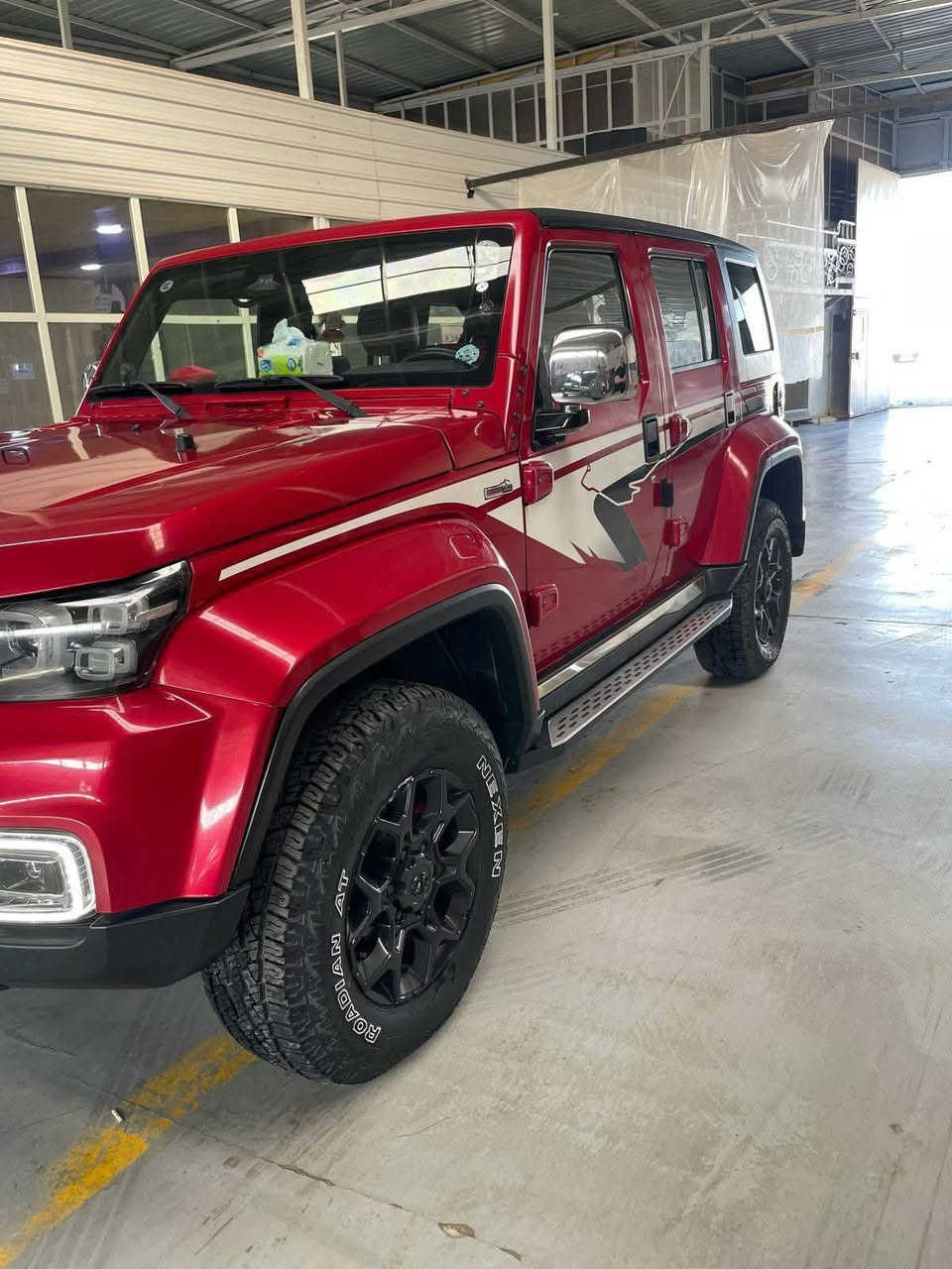 بايك Bj40 plus شامبيون موديل 2021
السيارة اعلى فئة مواصفات   سعرها 165 وبيه مجال 
تشغيل السيارة بصمة
انارة محيطية داخل السيارة 
نظام الانارة الخارجية منظومة زنون
على اللايتات والكشاف
لدات امامية خلفية
دوس جانبية كروم

مقاعد السيارة جلد لونين كهرباء مع تدفئة للمقاعد الامامية
الدفع رباعي اوتو مع انظمة قيادة جبلي وعادي
تبريد امامي خلفي
مخرج كهرباء 220 فولت
كامرات تسجيل امامي خلفي مع امكانية عرض التسجيل في الشاشة الوسطية او المرأة الداخلية
مرأة جانبية شفط كهربائية
حساسات خلفية
شاشة وسطية مع شاشة قيادة متعددة الانماط
فتحة في السقف يدوية الفتح
امكانية فتح القمارة بالكامل 
كير 6 نمر من نوع At مع انماط قيادة 
سبورت وعادي 
نظام ABS مع نظام انزلاق للمنحدرات
سايد بريك كهربائي اوتو 
نظام اوتو ستوب
السيارة بيها تزويد كامل على نظام التعليق الامامي والخلفي
الاطارات من شركة نيكسن انتاج 2024 
المحرك 4 سلندر 2300 تيربو
حادث السيارة بنيد وجاملغ ايمن
السيارة ماشية 41000 KM
السعر المطلوب 165 ورقة وبيه مجال ***********
