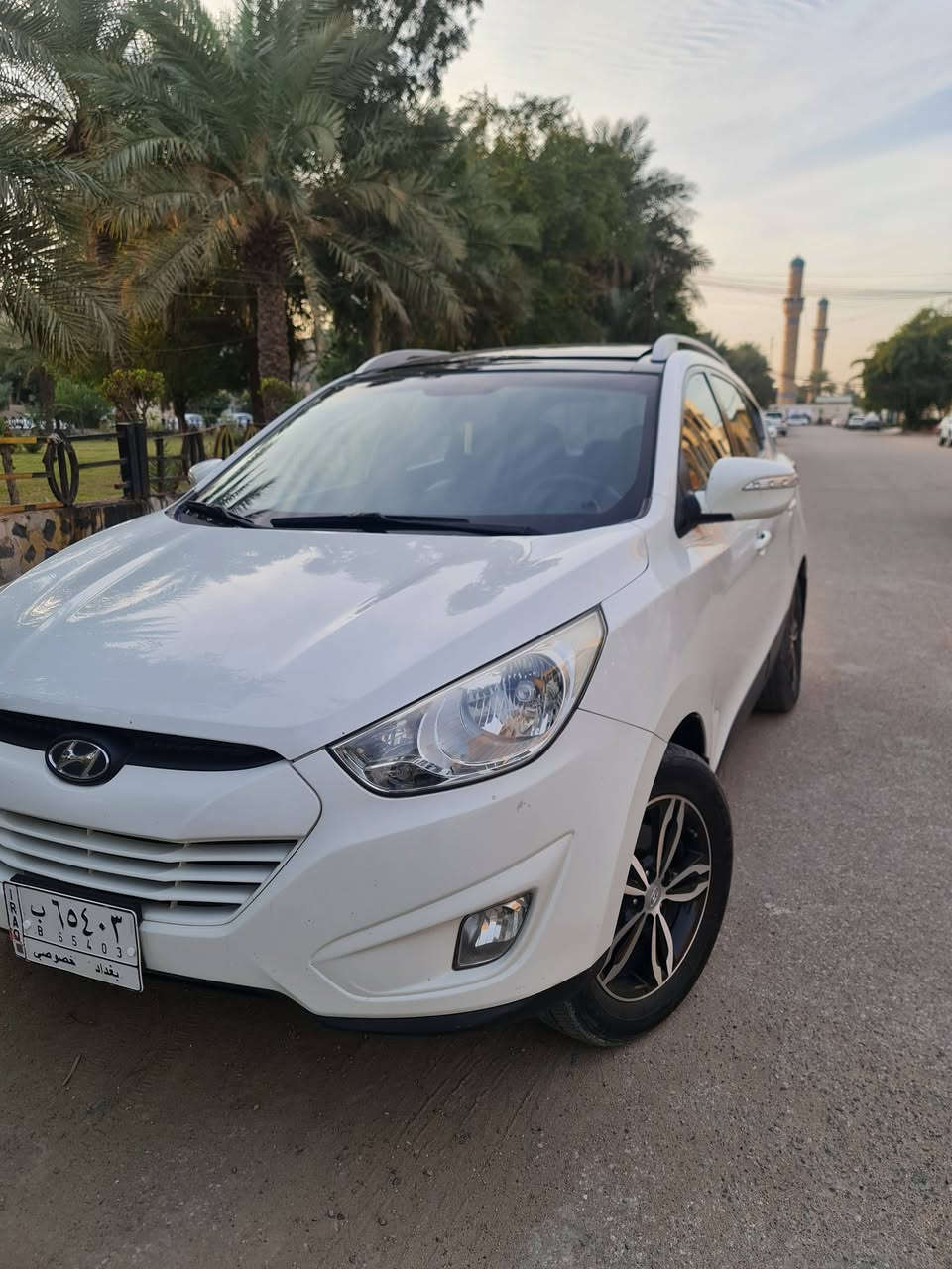 السلام عليكم من رخصة الادمن.
توسان 2010 خليجي مكفول. 
رقم بغداد باسمي تحويل ثاني يوم.
مكينه 2400 دوش.
فور ويل.
فول بانوراما.
صدر امامي خلفي جديد.
تخم تاير جديد.
شاشة جبيرة تبريد جديد.
ماشيه 172 كيلو.
السعر 145 $ وبيها مجال بسيط  
المكان بغداد حي الاعلام.
***********
