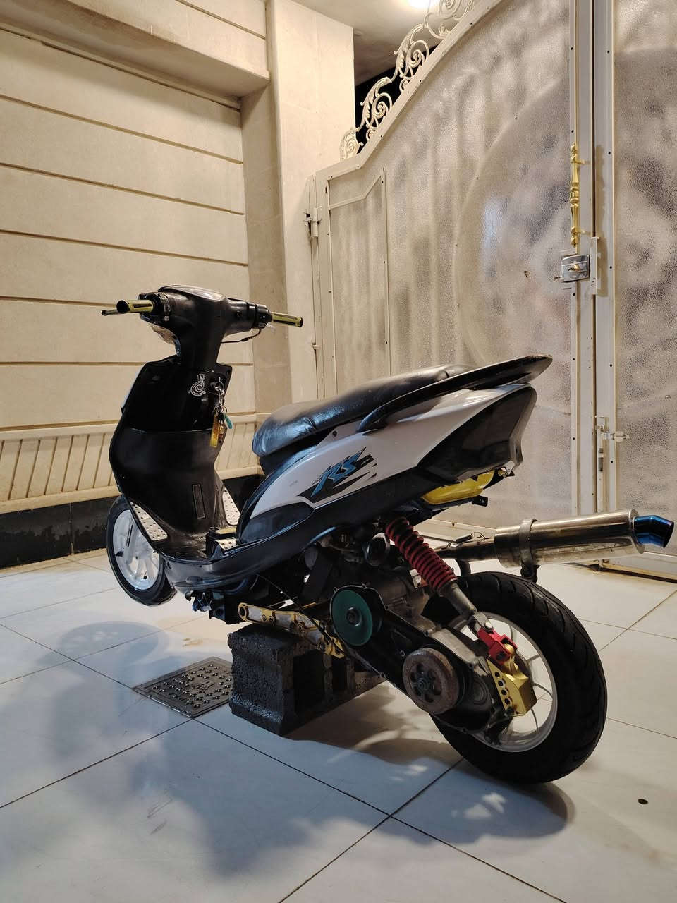 سلام عليكم عدله للبيع بوشه ٥٥ دراجة شلعه ومعدل تاكل لكاع شيال رياضي راجع دراجة مال مطارح كفراتهة كاملات لحيه وجاملق كله كامل كلجات رياضي قايش رنبه ومكينه شغل كله تزويد رنبه ع ايدي حولت بوشتهة بيهة بوشه مشيفة ختم وياله رياضي شاصي صبغ حراري ازرك كهربائيات شغاله صلنصه حلزوني تجي تطلع بيهة وشوف دراجة مكان ديالى شهربان توصيل ماعندي ولا جيبهة لفلان مكان تواصل *********** موجود رقم واتساب سعر ٥٥٠ وبيها مجال للشراي
