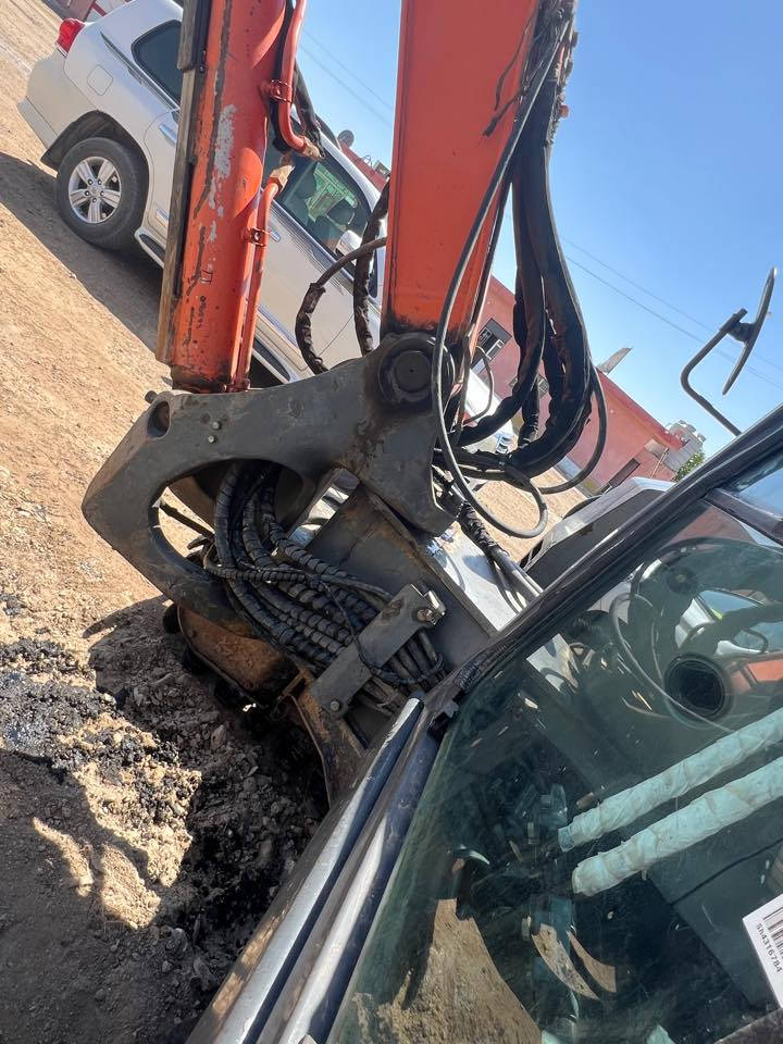 السلام عليكم ورحمة الله للبيع حفارة z3
حجم 85 نضيفه وجاهزه 
رقم السليمانية 
بسمي 

سعر جدا مناسب 
موديل 2009 
***********
