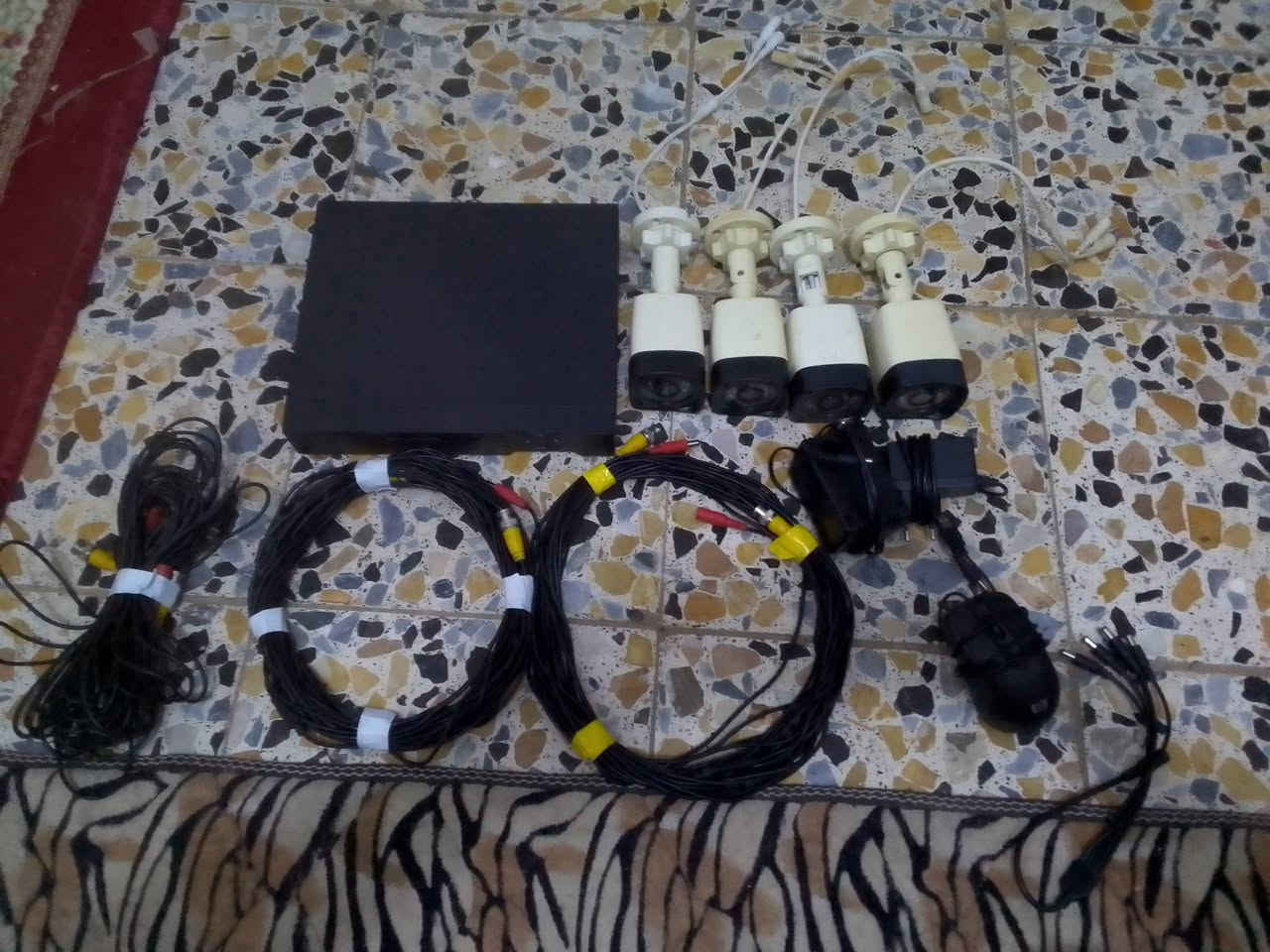 كامرات لبيع
جهاز ناسي رمز وبدون هارد 
4 كامرات 
(8 ويرات )
4 ويرات 
2 ويرات جدد
2 ويرات اصليات 

عكرب 
ماوس 
ومحولات 2
 سعرهن 50 الف 
 ستفسار .....***********
