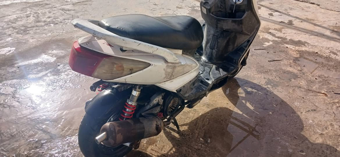 سلام عليكم دراجه سكنس فحل مكينه جديده لاتنقيص ولاتبخير 
كفرات اصليه سعر ٤٥٠ وهاذه رقمي ***********
