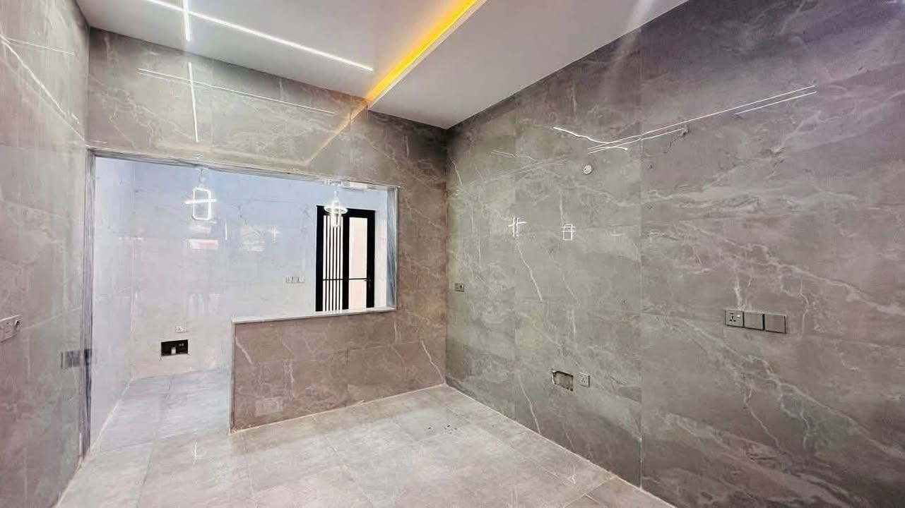 •بيت للبيع في حي النور #حي_نور 
•المساحة 190 متر واجهة 8 متر لكل بيت   
• طابقين بناء حديث فول / شارع تبليط بعرض 12 متر 
•الطابق الاول : غرفتين نوم مع هول واستقبال ومطبخ وصحيات #مكتب_قصر_الامراء_العقاري 
•الطابق الثاني :  خمسة غرف نوم  مع هول وصحيات 
🌍الموقع : حي النور قريب سايدين النور  
📃 سند سكني ملك صرف / شرط القرار التمليك 
للاستفسار حول السعر والتفاصيل الاتصال على الرقم *********** متوفر واتساب ايضا
