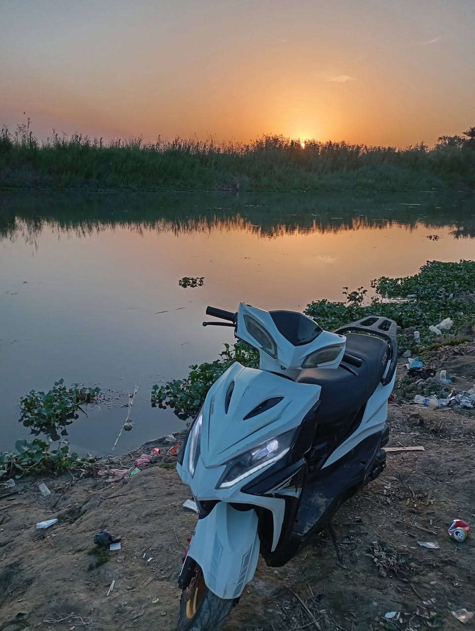 السلام عليكم
دراجة جامبو حديث صيني 
قبل فترة جفتته بستم ورنكات وولفات وزنجيل وضاغطة 
نقصة حاليا بس تنفتح يتركب الزنجيل يم مصلح ماتكلفلك هواي ابدا 
غير هاي الدراجة كاملة لايتات اشاير سلف هندر كله شغال وويالة رياضي 

مكاني ديوانية حي الفرات 
*********** 
السعر 150 قفل قفل قفل غيره لاتخابر
