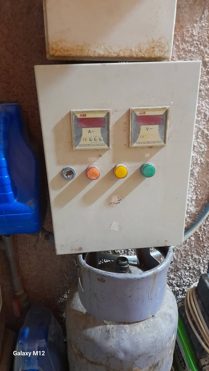 اخوان هاي مجموعة كهربايات كلهن شغالات ونضيفات وعل فحص الله شاهد مال بيتي ومشتريهن ارقة نوعيات بوكتهة بس شديت مولدة للبيت وجبت كهرائي غير المنضومة كلهة ختصرهن بورد واحد وحالين للبيع والكنتكترات والجنجوفر والجوزات وكلهن الله شاهد مابيهن شي عاطل جيب وشد والسعر انت انطي سعرك باي يرضا الله وبلعافية  وللستفسار موجود وتساب وتدلل ***********
