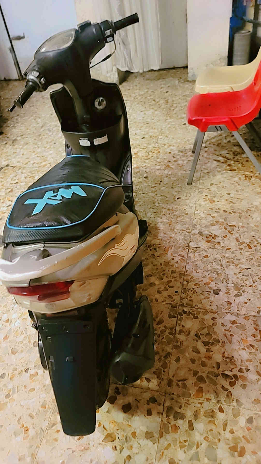 دراجة ماكس عدله جديده بلاديه كلهه شغاله سلف هندر اشاير سكنات مامفتوحه مشي ونهضه كلش جديده شغاله بوشه ٤٩ ابلاديه لايت عالي وناصي دبلات امامي وخلفي شغالات ابريكات امامي وخلفي جاهزة تايرات جلاتين اصليه كلهه اصليه الجزائر ***********.    السعر ٦٥٠
