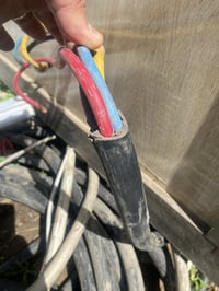 كيبل 4*25حوالي 20 م و4*16حوالي 10 م. ومجموعه كيبلات تصفية محل مرطبات و...