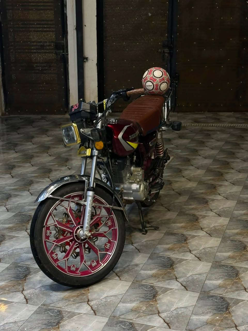 السلام عليكم 🫡 

دراجه كير سيفان للبيع 🤷🏻‍♂️🏍️

دراجه نظيفه بمعنى الكلمه مابيه نواقص موديل 2025 الدشبول إلكتروني تشتغل عن طريق السويج وعن طريق البصمه وتشغيل عن بعد ٣٠ متر او اقل مابيه نواقص سلف هندر تشتغل كهربائيات كامله اشاير هورن ضوه عالي ناصي ما مفتوحه الدراجه وكاله ماممدوده عليه سبانه الدراجه نظيفه مال دكتوره من العياده للبيت 😅❤️‍🩹

السعر ٧٥٠ بيه مجال 🤷🏻‍♂️
تواصل عن طريق الخاص او عن طريق الواتساب على هذا الرقم *********** 👌🏻🪐

