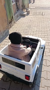 سيارة اطفال للبيع تصعد عمر جبير ناقصهه شاحنة للباتري رايدهه 50 وبيهه م...