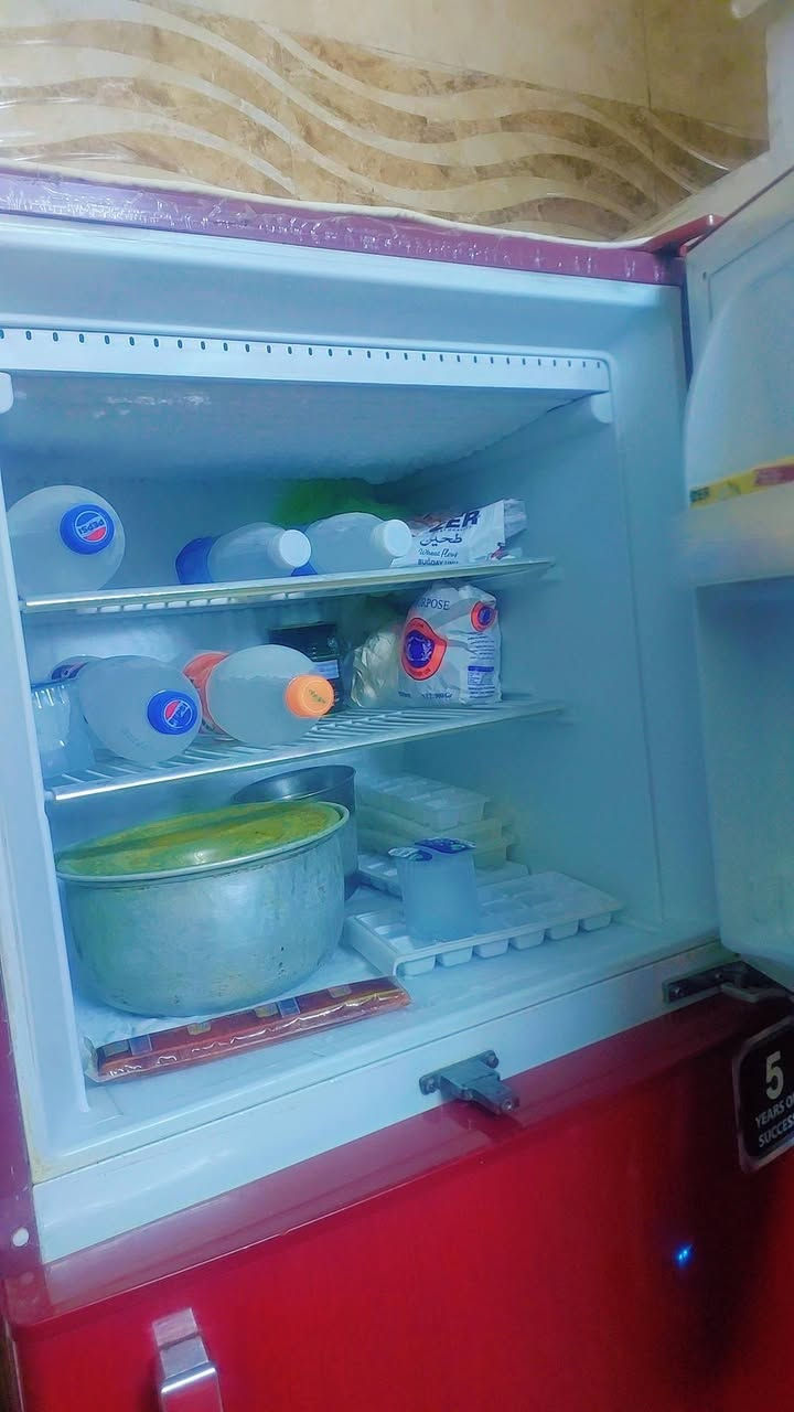 ثلاجه للبيع مكاني سبع قصور سعره 200 الف ***********
