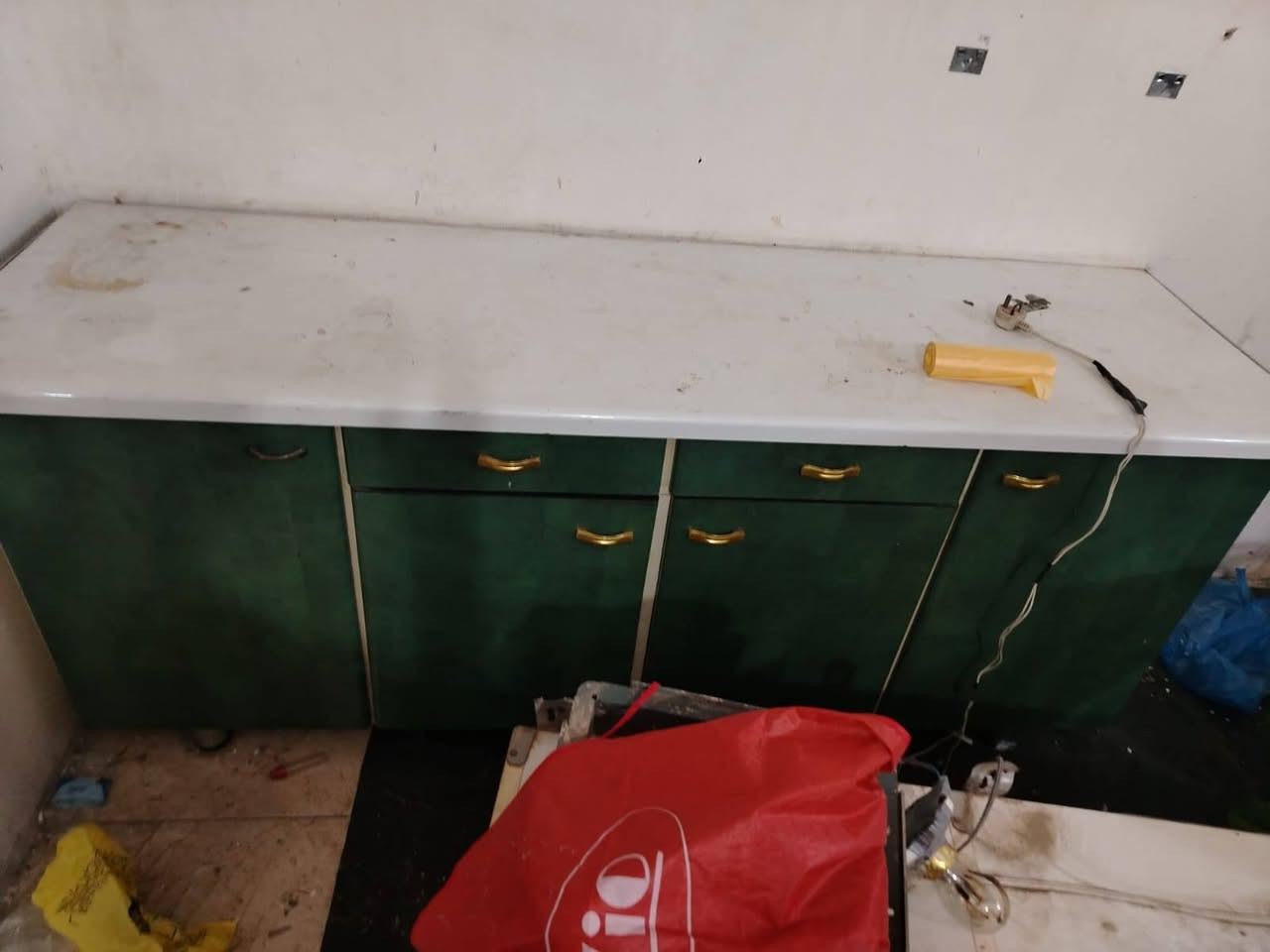 غساله حيل نظيفه ٧٥
طباخ خمس عيون شغال ونظيف حتى فرن شغال ١٠٠ 
كاونتر خشب pfd حيل ثكيل وقوي وعملي جبير ٢٥٠
مكاني البلديات شارع معامل الكاشي اي شخص يريد شي منهن يكتبلي ع خاص ***********
