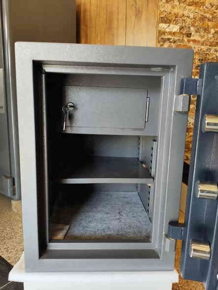 للبيع مستخدمة اشهر ارتفاع 50 عرض 35 عمق 42 رف + بوكس داخلي ينقفل  وزن 50 لو 55 دبل مفتاح ضد الحريق لونها القاصة نيلي مكاني بغداد مدينة الصدر
