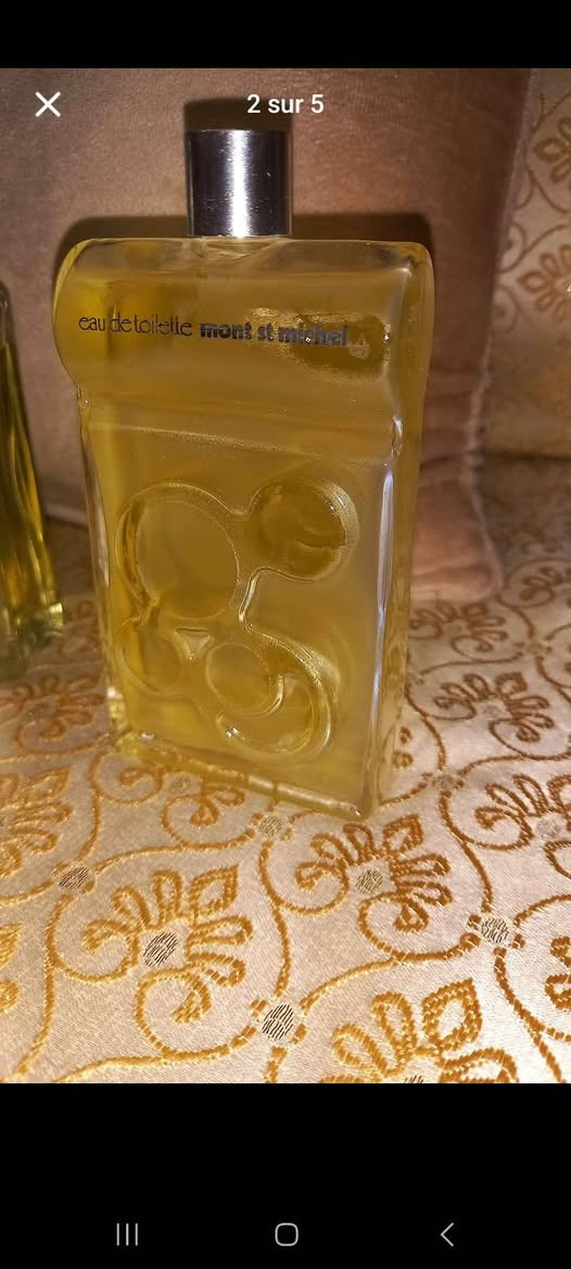 مجموعة عطور من الزمن الجميل أصلية 
1/  العطر 1( اليسار)Loubna  ماء الورد المغربي أو كولونيا اللافندر التقليدية التي تُستخدم للعناية بالبشرة أو كمعطر خفيف. 
2/زجاجة "الجني" (Genie Bottle)، وهي قطعة كلاسيكية كانت تُستخدم غالباً لتعبئة عطور مشهورة في الماضي مثل عطر "ريف دور" (Rêve d'Or) أو عطور مشابهة من "الزمن الجميل"
3/زجاجة عطر صفراء اللون  carafe loubna، وهي تشبه أنواع الكولونيا القديمة التي كانت شائعة في دول مثل الجزائر والكويت منذ الأربعينيات، وغالباً ما ترتبط بذكريات عطور الأمهات والجدات. 
4/زجاجة عطر Mont St Michel (مون سان ميشيل)، وهي علامة تجارية فرنسية شهيرة بإنتاج الكولونيا و"أو دي تواليت" بروائح كلاسيكية مثل اللافندر أو الروائح


**إذا كنت صاحب هذا الإعلان وتريد حذفه لأي سبب، رجاءا أرسل رسالة إلى الدعم الفني**