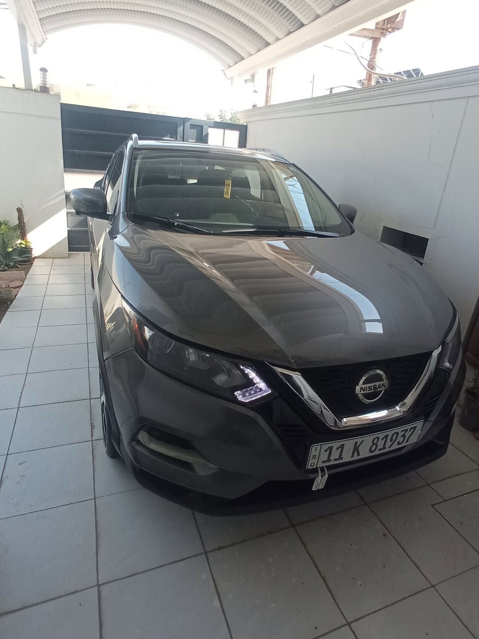 السلام عليكم للبيع نيسان روج سبورت قشقاي موديل 23 فول مواصفاتSL رقم بغداد بسمي ماشيه 15ميل  مكينه 4سلندر 2000  الرقم ***********
