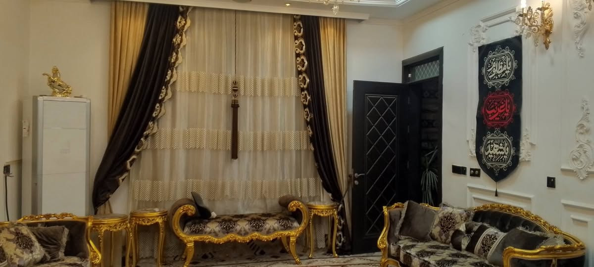 دار ركن  طابقين للبيع مساحته 470متر🟥 نظيف بناء حديث 🟦
--يحتوي الطابق الاول 
على ثلاثة غرفة نوم وهول وصالة واستقبال ومطبخ  وصحيات كبيرة داخلية وخارجية وگراچ كبير وحديقة ومكان جلسة 
والطابق الثاني يحتوي على ثلاثة غرف نوم وهول وصحيات 🟥
⬅️مبني من الطابوق🔲
⬅️ السقف صب كونكريت 🔲
⬅️الأرضية والجدران سيراميك🔲
⬅️ديكورات وترتيبات درجة اولى🔳 ⬅️السطح شتايگر 🔳
⬅️نوع العقار طابو زراعي مرقم 🚨
⬅️في الشارع الرئيسي وليس فرعي🚨
⬅️الدار مرتب فووول درجة اولى واحلى من الصور بهواي🚨

السعر//180 مليون قابل للتفاوض 🟥
العنوان // كوت ــحي الحكيم الاولى  -- شارع گاله الرئيسي ركن🟦
  
    ===================  
للاستفسار الاتصال على الارقام التاليه ⬇️⬇️
📳📳*********** 📳📳
📳📳*********** 📳📳
📳📳*********** 📳📳
مكتب دلالية اهل الديرة للعقار 🏨🏨
