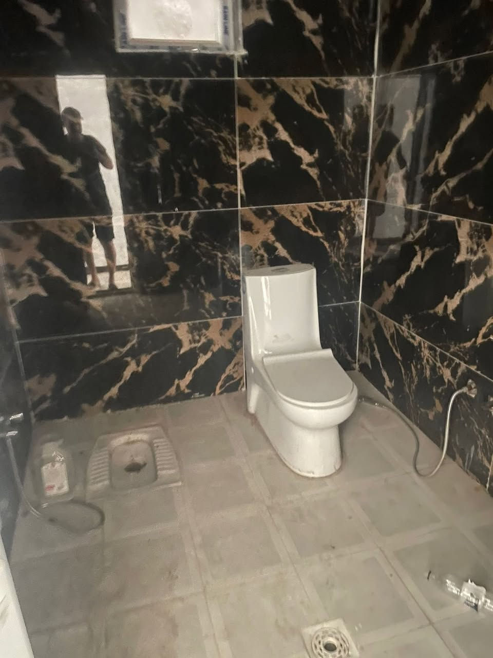 السلام عليكم
دار للايجار زراعي المساحة 100ـم  ثلاث طوابق
الطابق الاول مدخلين +استقبال +حولي كبير +غرفة نوم + صحيات
الطابق الثاني غرفتين نوم +صحيات+حولي
الطابق الثالث غرفة نوم +بيتونة وسطح
البناء حديث درجة اولئ
العنوان هورجب قرب جامع الازهري المنطقة مبلطة وماء وكهرباء 
يبعد عن شارع 60  (700) متر
ملاحضة المنطقة مسكونة بالكامل
للاستفسار اكثر الاتصال بالرقم
***********
