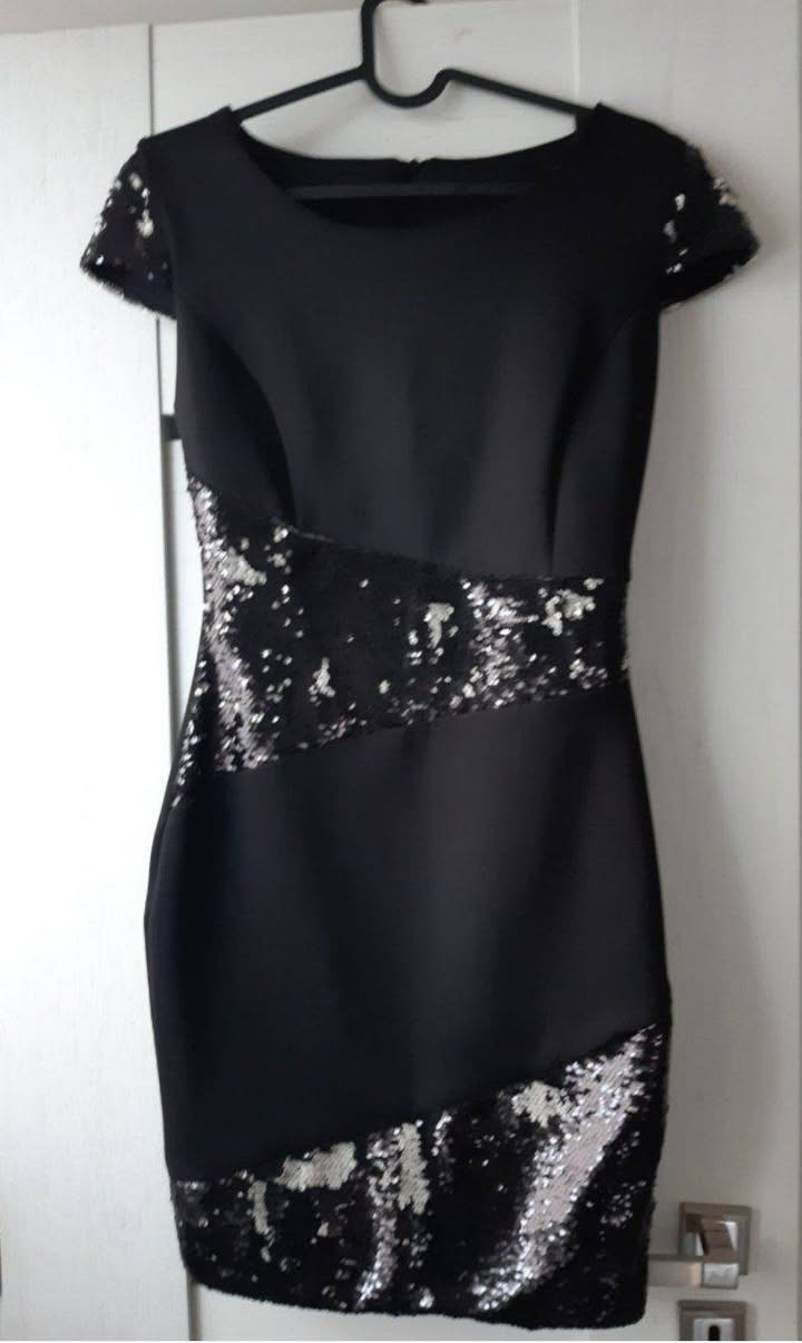 السلام عليكم 
بنات عندي هذني الفساتين والتنورات والأحذية 
لابستهم لبس قليل نظيفات ومابيهم شي 
محتاجه وأريد أبيعهم 
كل واحد وسعره 
الأحذية قياس 38
الفستان الأسود قياس 40
الفستان الأبيض والأحمر قياس 36
#للاستفسار خاص


**إذا كنت صاحب هذا الإعلان وتريد حذفه لأي سبب، رجاءا أرسل رسالة إلى الدعم الفني**