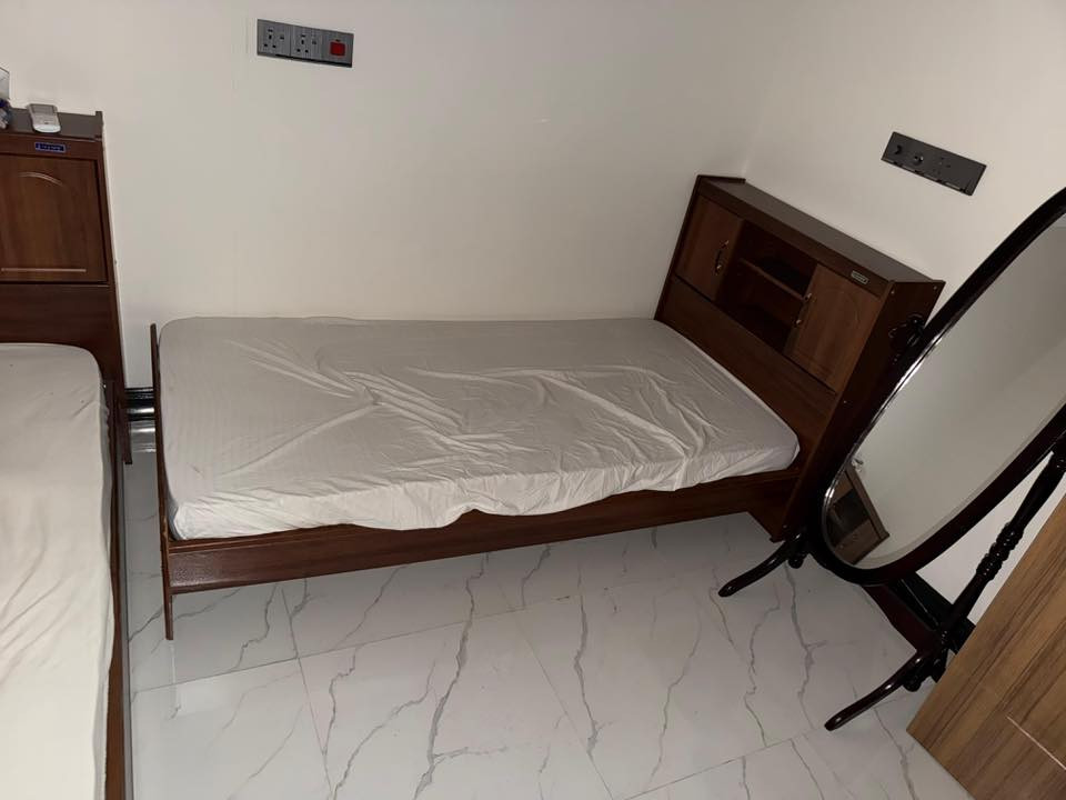 غرفة للبيع مكونة من قنصور عراقي صاج أصلي جديد ونظيف كلش مع 2 تخت تركي نوعية جيدة ومراية المكان الموصل الجانب الايسر للاستفسار السعر 250 الف 
***********
