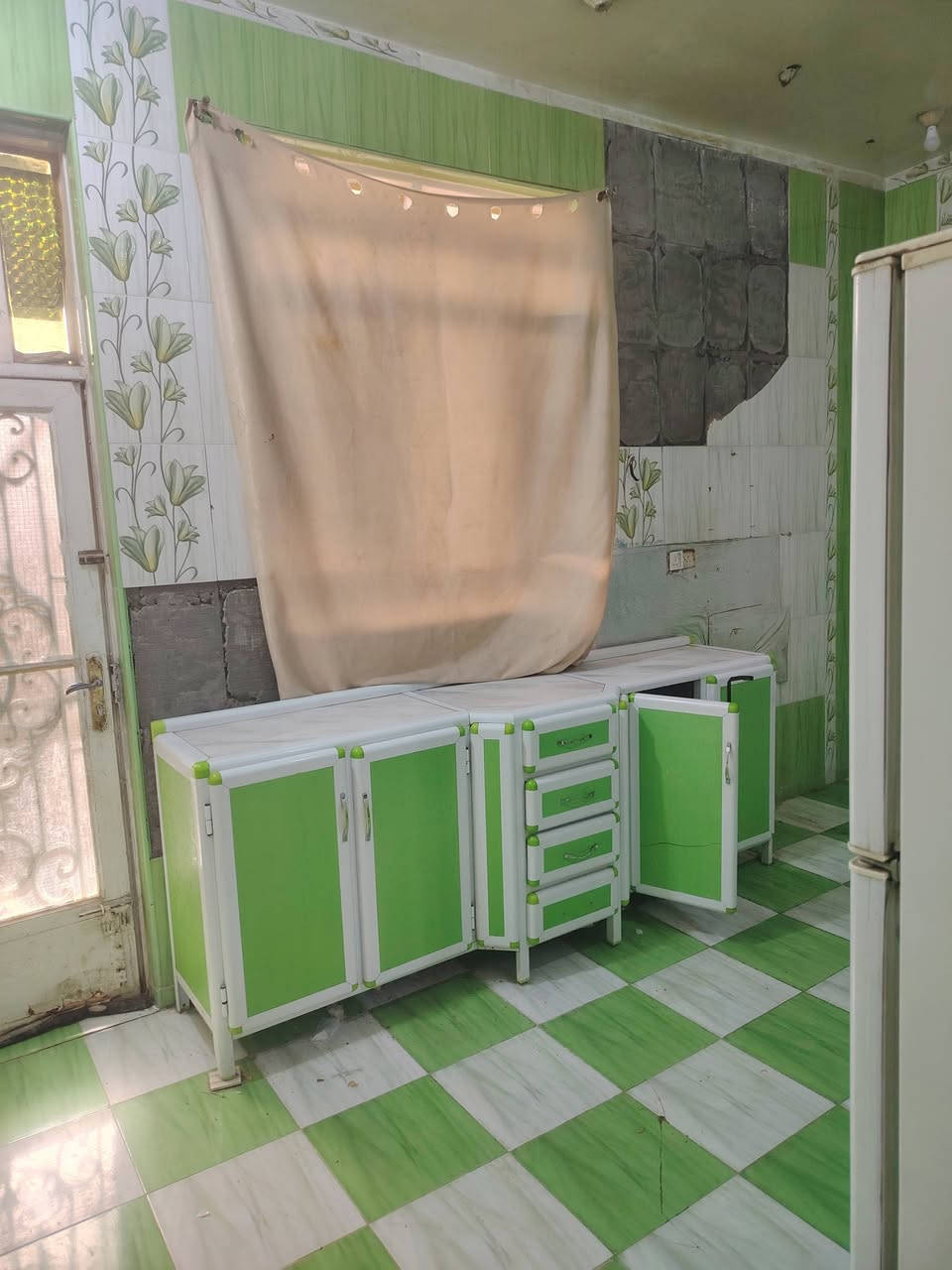 يوجد بيت لايجار بالخشابة يتكون من براني وغرفيتن وصالة وحمامات داخلية وخارجي لتواصل ع خاص او ع رقم موبايل ***********
