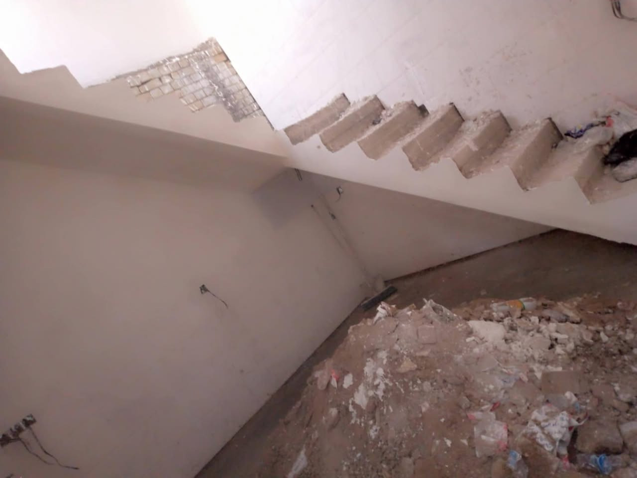 السلام عليكم متوفر كادر شغل جص بياض لبخ نعمل جميع انحاء بغداد للتواصل والاستفسار  الاتصال على الرقم التالي ***********
