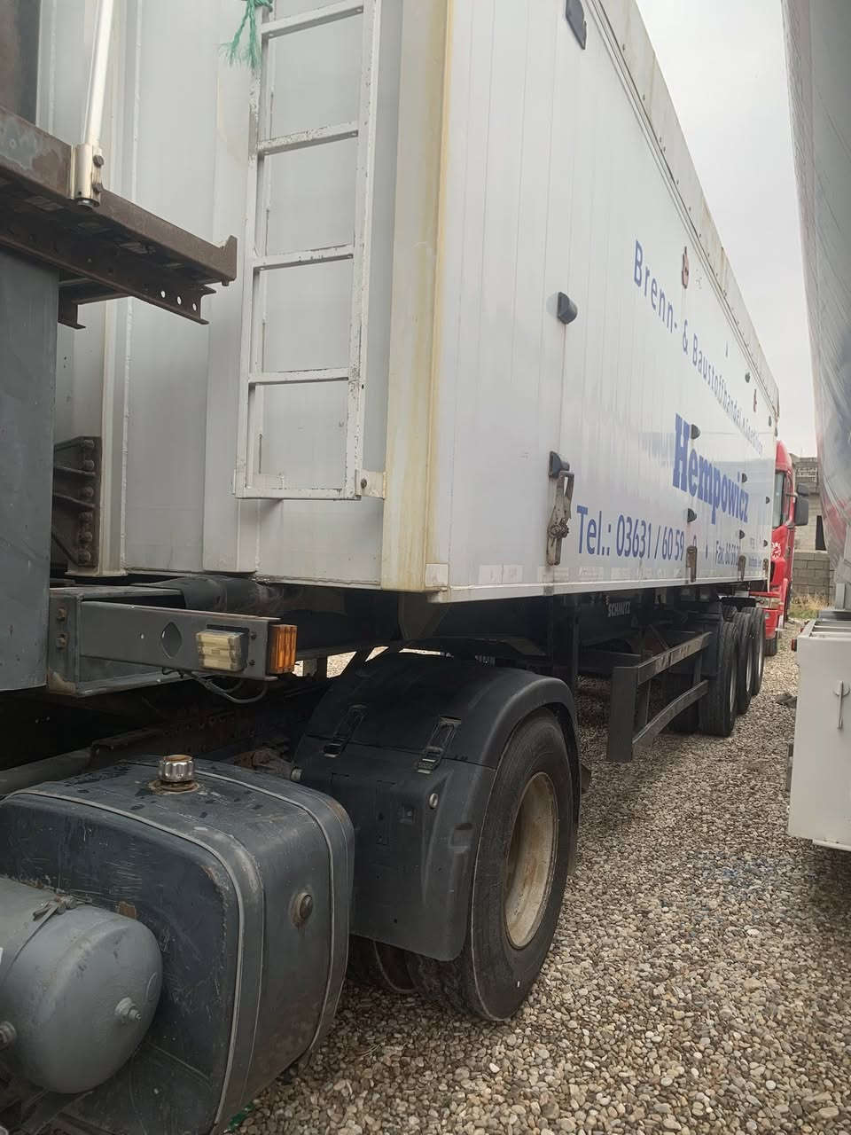 فالفو FH/460 كير عادي قمارة 3 خطوط مربوط بالسنوية قلاب 3 محاور تك تاير وعربانة مالتها موجودة للتحويل وهذا حالياً وراها منفيست بلاد 3 محاور تك تاير وحاليا دبل تاير يحمل 55 طن بودي فافون وشاصي حديد نظيفة وحلووة عربانة وسيارة شرط كير ومحرك واكسل وشاصي بيها باج بطن وسنوية ورقم جديد وتستلم حصة كاز كركوك

موديل / 2001

السعر / 320$ كامل مع بودي منفيست

والسعر فقط راس / 135$

اوقات الاتصال من ساعة 9:00 صباحاً حتى ساعة 8:00 مساءاً

***********

***********

***********

عنوان / كركوك معارض شارع المطار مقابل جسر واحد حزيران 

معرض الرافدين المركزي للسيارات الثقيلة
