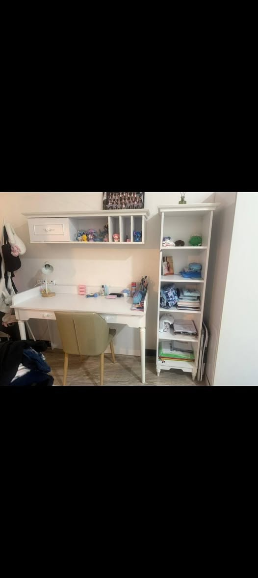 السلام عليكم عندي سرير  وميز مكتبي وميز مكياج يي ضرر مابي ونضيفات امان الله  
وايضا شزلون للبيع يي ستفسار ع لرقم ***********
