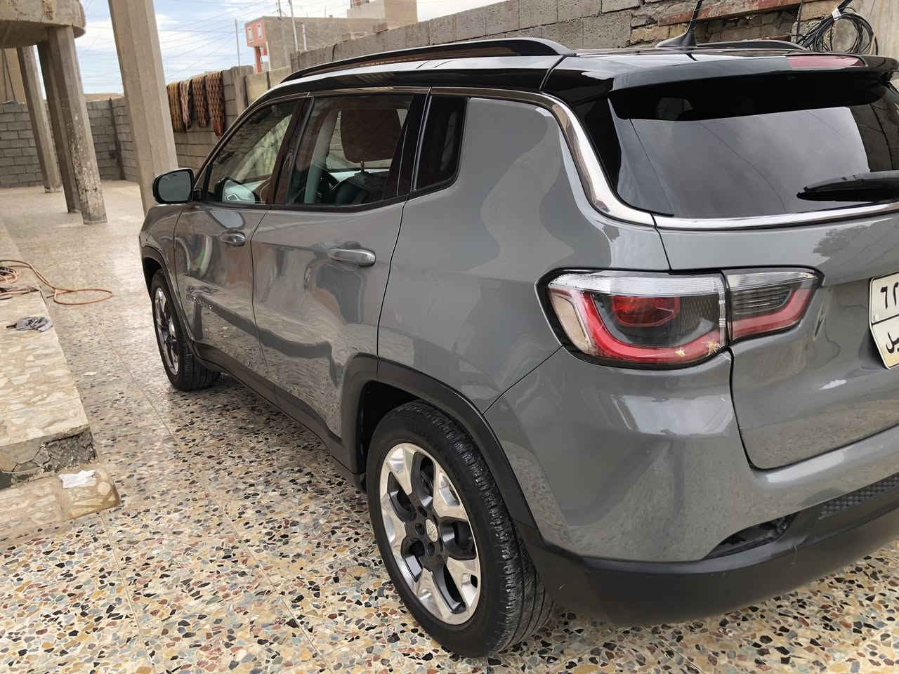 السلام عليكم.
سيارة جيب كومباس لمتد 2019 محرك 2400 جميع مواصفات الكومباس موجوده ما عدا البونراما لون مميز اسمنتي تحكم ستيرن تشغيل عن بعد شاشه كبيره . الضرر موضح في الصور السعر  الإتصال على الرقم المذكور بي واتس اب السيارة تحويل ثاني يوم يعني باسمي والرزق على الله ومن الله التوفيق . *********** .
