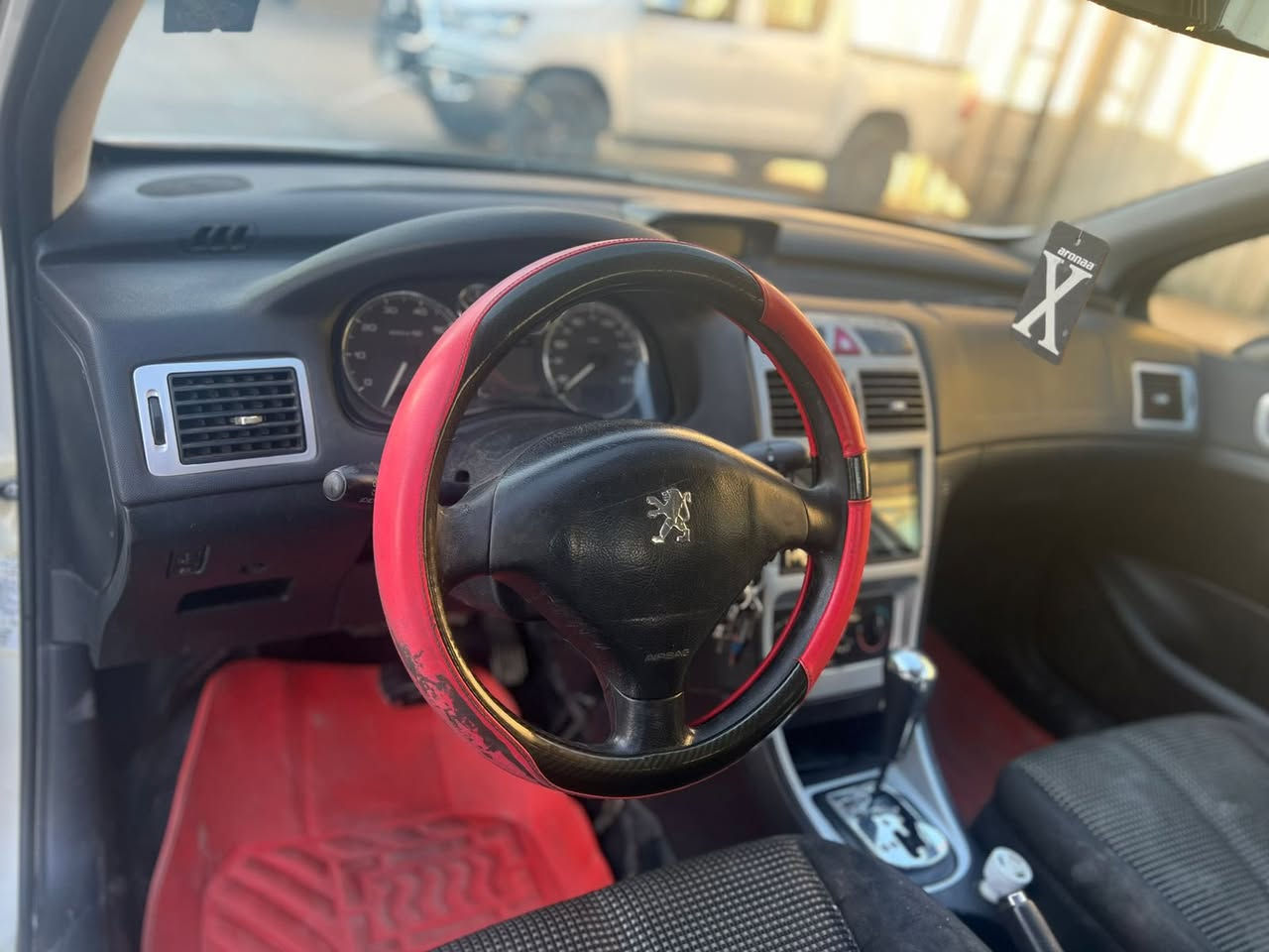 السلام عليكم بيجو فرنسي 307 بيه صبغ الجاملغ الخلفي والباب عكس السايق تدفئه تبريد شغال كهربائيات كله شغاله المكينه خير من الله مكفوله السعر ٦٢ وبيه مجال رقم بغداد انكليزي الجديد  مكاني بغداد حي البنوك ***********
