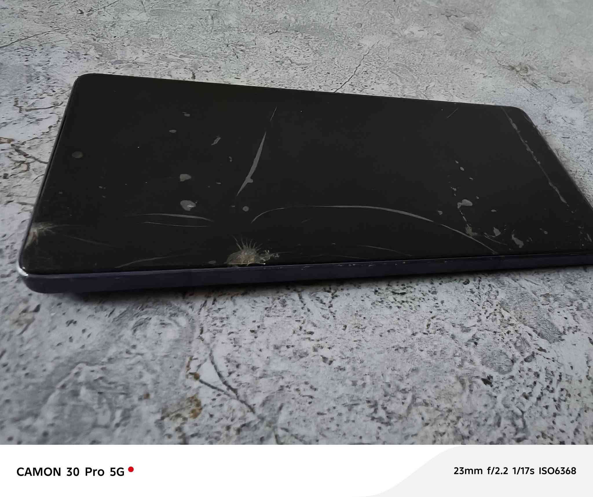 سلام عليكم جهاز نوت 50برو خذيته قبل 3 اشهر ونضرب بل شاشه شخطاتت خفيفه ويا شاحنه 90 واط يشحن ب 10دقايق و شاحن لاسلكي السعر ***********
