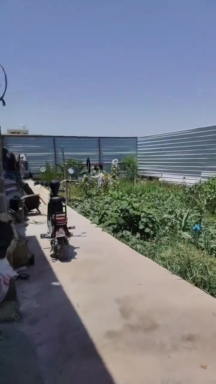 بيت للبيع مع قطعه أرض البيت مساحة 240متر البناء القطعه أرض 160 متر يحتوي البيت عله 3غرف نوم  وحده من الغرف سويت استقبال كبيره العنوان لشعلة دوانم وره سجه شارع أسد بغداد قرب اسوق حسين العويني الاستفسار ***********

