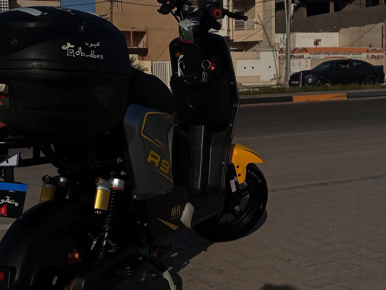 سلام عليكم  R9 من الوكيل ليدي نضيفه مابدل بيه شي فقط زوج تايرات ودسكات امامي وخلفي دراجه سرعته60 /5بطريات ونلي 12/16 شرط ادكلك بيه 40 كيلو يله تخلص  شحن  وغراضه كامله مجوده عندي السعر 425 قفل او مراوس حسب القناعه مكاني البصره القبله حي القائم رقم ***********
