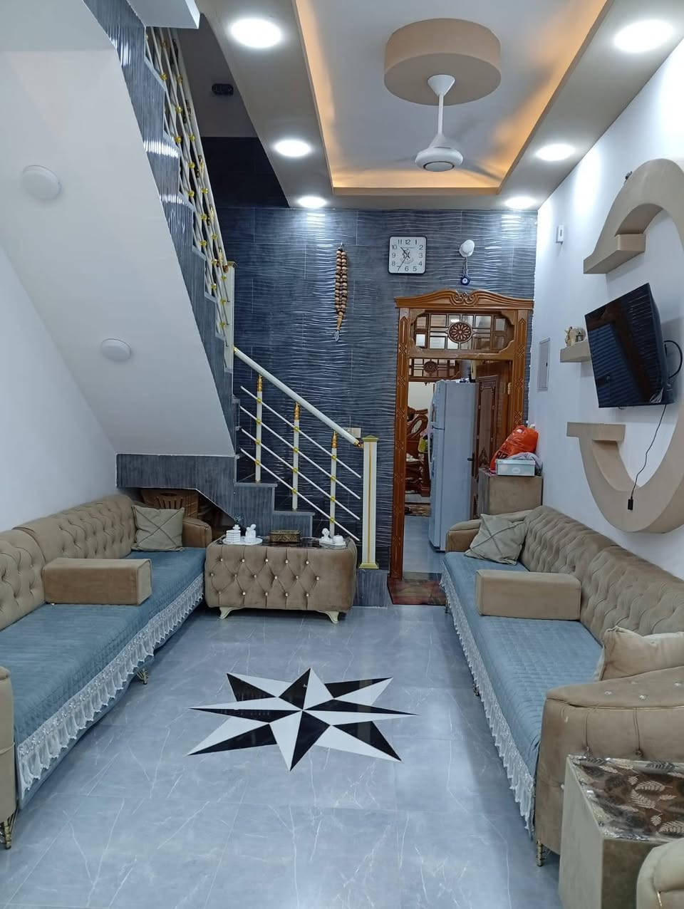 سلام عليكم بيت ٨٠متر حي المكرمة منطقة ٧٠٠٠قرب الشارع الرئيسي ثاني فرع عن الشارع الرئيسي طابق واحد متكون من غرفة ومطبخ ومكشوفة وحمام داخلي وحمام خارجي واستقبال وصالة مفتوحة على الاستقبال وصالة فوك شغل درجة اولى مال جناي للاستفسار الاتصال على الرقم ***********
