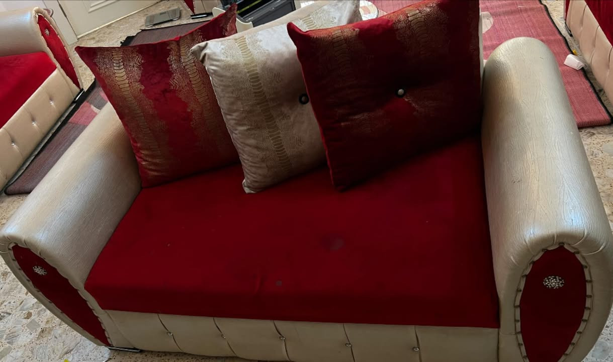 فاترينا مستعمل قليل نظيف جدا عدد ٢ طول ١٦٩ سم وعرض٧٠سم 
طبلة وسطية مع ٤طبلات صغيرة نضيفة بدون كسر او خدش
طخم كامل ١٠نفرات خشب نظيف ٢عدد حجم كبير و٢عدد حجم صغير وعدد ١ حجم وسط

للاستفسار اكثر راسلو معنا واتساب او اتصل الرقم 
***********
