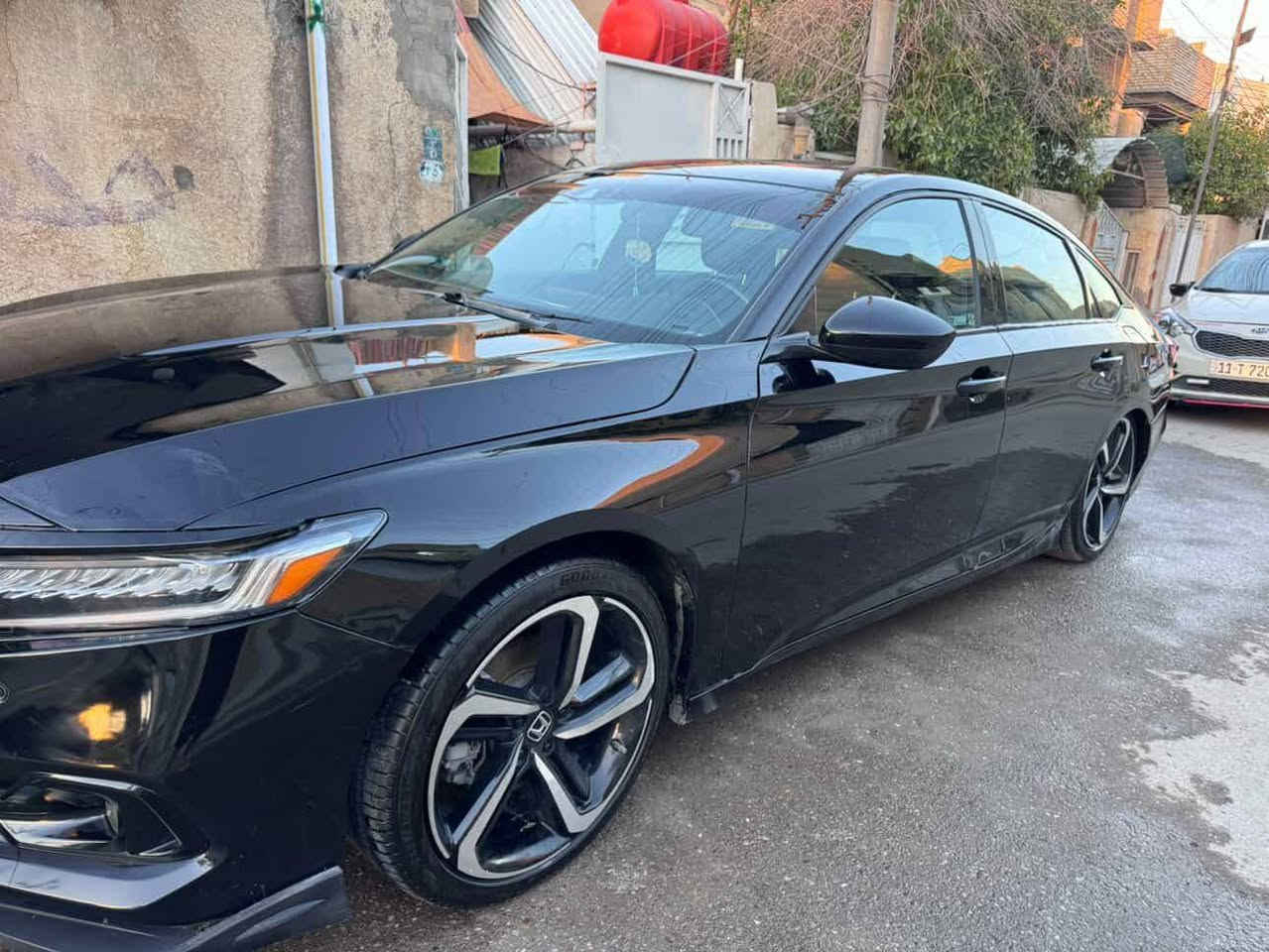 السلام عليكم للبيع هوندا اكورد ٢٢ ماشية ٦٩ كيلو 
محرك ٢٠٠٠ تيربو 
كير at عشر نمر 
فتحه 
كشنات امامية تدفئة 
شفتات ستيرن 
رادار امام ورادار مري قيادة ذاتيه تحديد مسار اوتو هولد 
شاشة ابل كار واندرويد واير ليس 
شاحن واير ليس 
٣ مودات قيادة 
٢٦٨ هورس باور 
حادثها باب وجاملغ خلف السايق وبدايه البنيد بارد فقط 
الايرباكات طاكه ممرجعه

مكان السياره الحريه او المنصور 

الاستفسار اتصل 
***********
