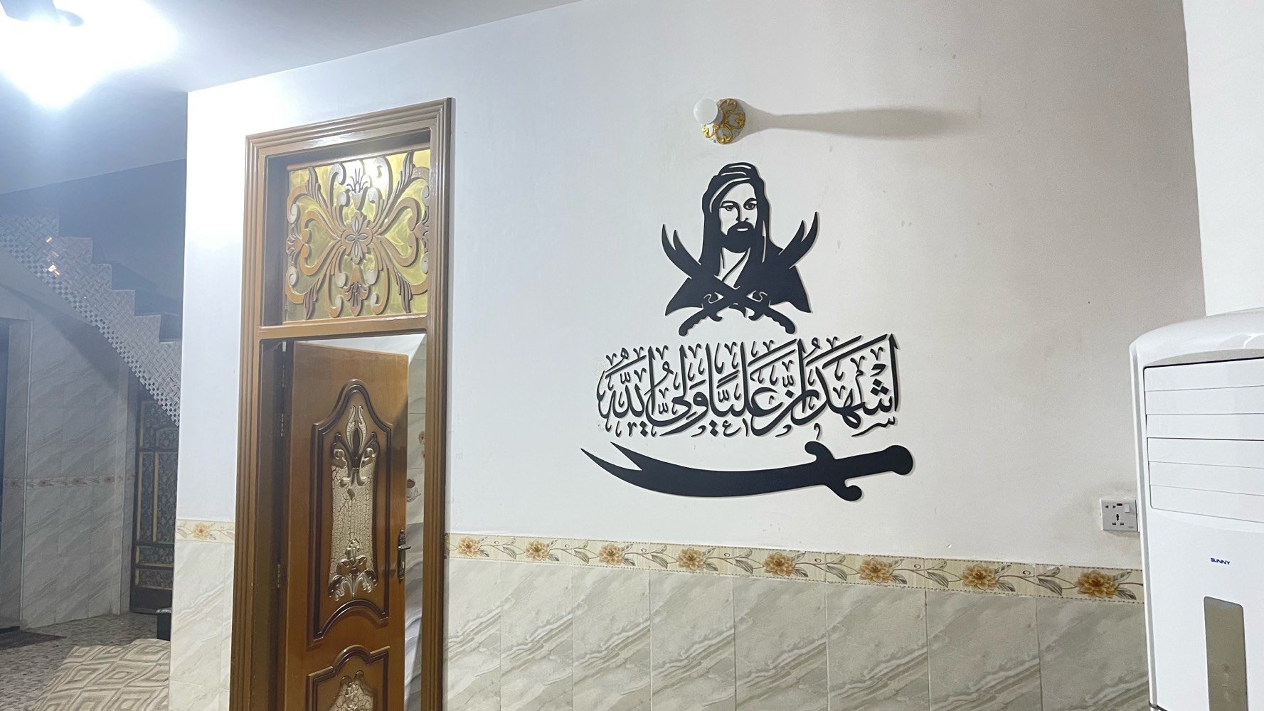 دار للبيع فقط
مساحة 327متر   سند 25 ب اسمي يحتوي البيت ع غرفتين نووم  والاستقبال  وهول ومطبخ مجمع صحيات داخلي وخارجي ومخزن طابق ثاني البيت صب كونكريت  بناء حديث سنة 2020 طابوق  وتتوفر جميع الخدمات والشارع 8متر   مكان حلة منطقة الرشدية  السادة الزوامل يبعد عن شارع العام ب 400متر  ل  الاستفسار ***********