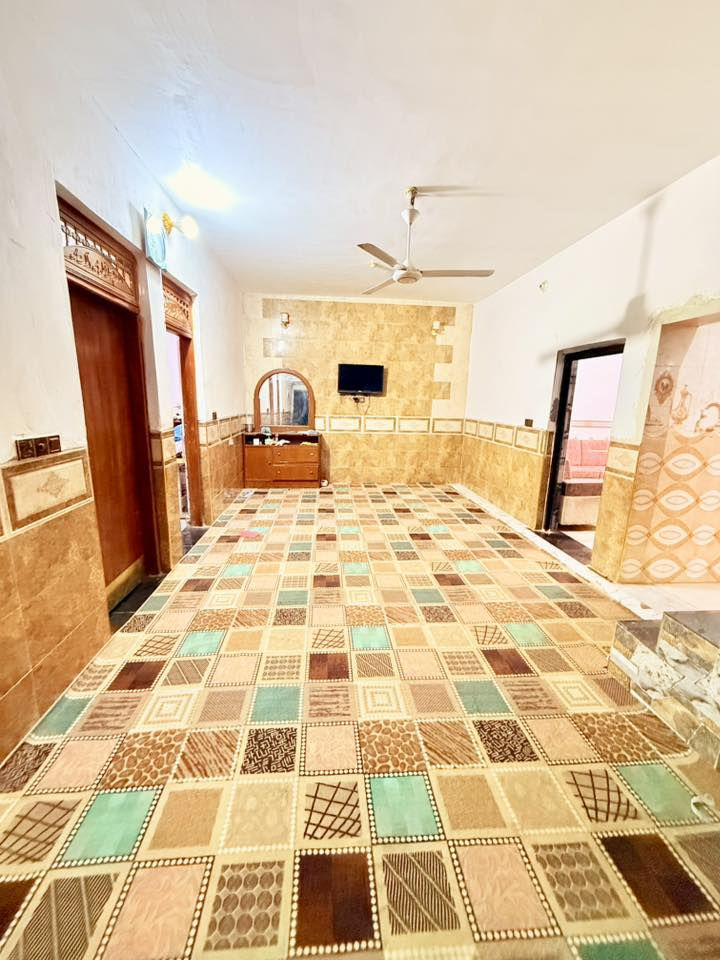 دار مساحه 300طابو زراعي يحتوي ع ستفبال 8م صالة 8م غرفتين 6م مطبخ 6م مجمع صحيات داخلي مجمع صحيات خارجي حوش كبير البيت عالي عن الشارع عمّر البناء 4سنواتً أساس رباط كونكريت بناء بلوك كلاب العفلوكي شارع عريض العنون الحمد شارع الصيدلية مشمول بل جهد الخدمي كامل ماي ومجاري يبعد عند شارع العام الخدمي مال الحمد ميت متر تقريبا البيت الرضيه بورسلين هزاير سراميك البيت جاهز للسكن السعر 60وبي مجال للشراي تصال ع***********
